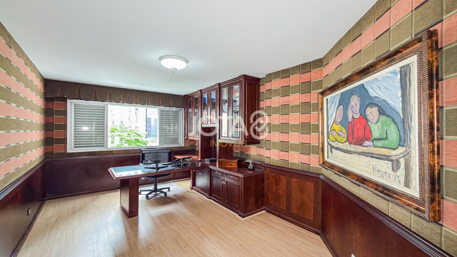 APARTAMENTO EXCLUSIVO EM FRENTE À PRAÇA DO JAPÃO