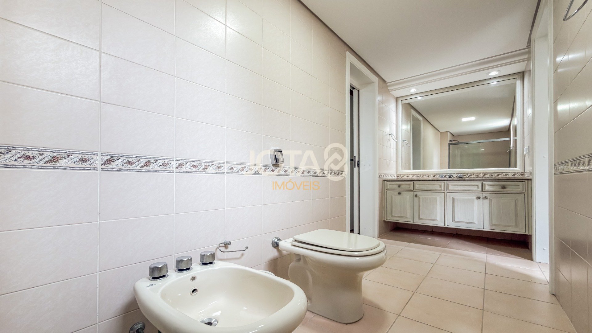 APARTAMENTO EXCLUSIVO EM FRENTE À PRAÇA DO JAPÃO