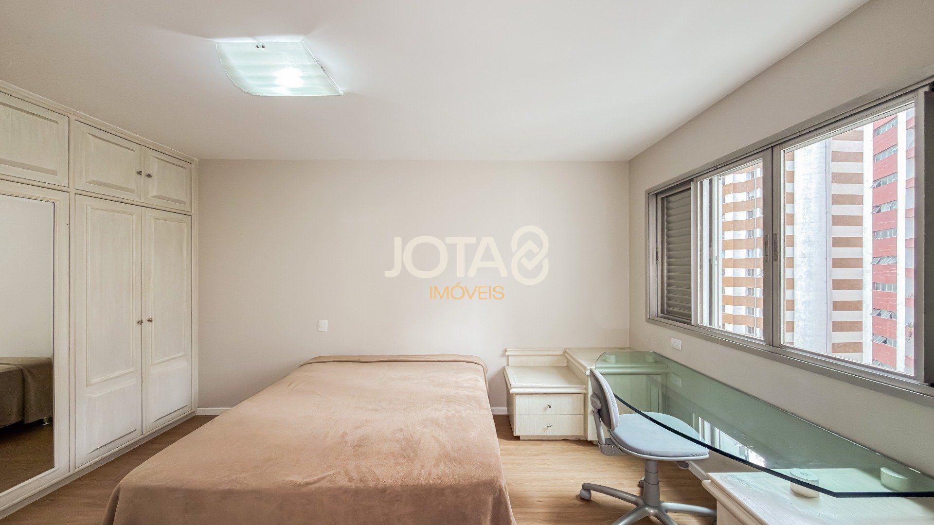 APARTAMENTO EXCLUSIVO EM FRENTE À PRAÇA DO JAPÃO