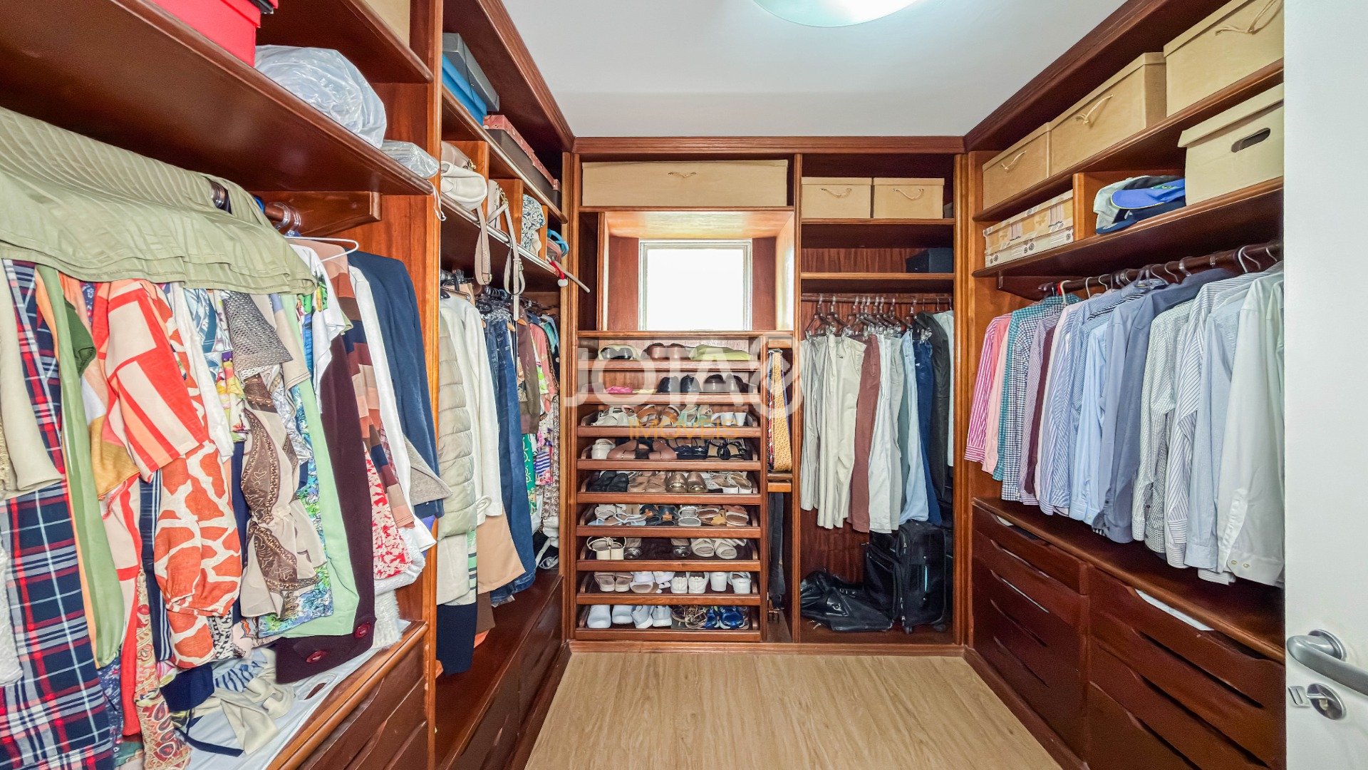 APARTAMENTO EXCLUSIVO EM FRENTE À PRAÇA DO JAPÃO