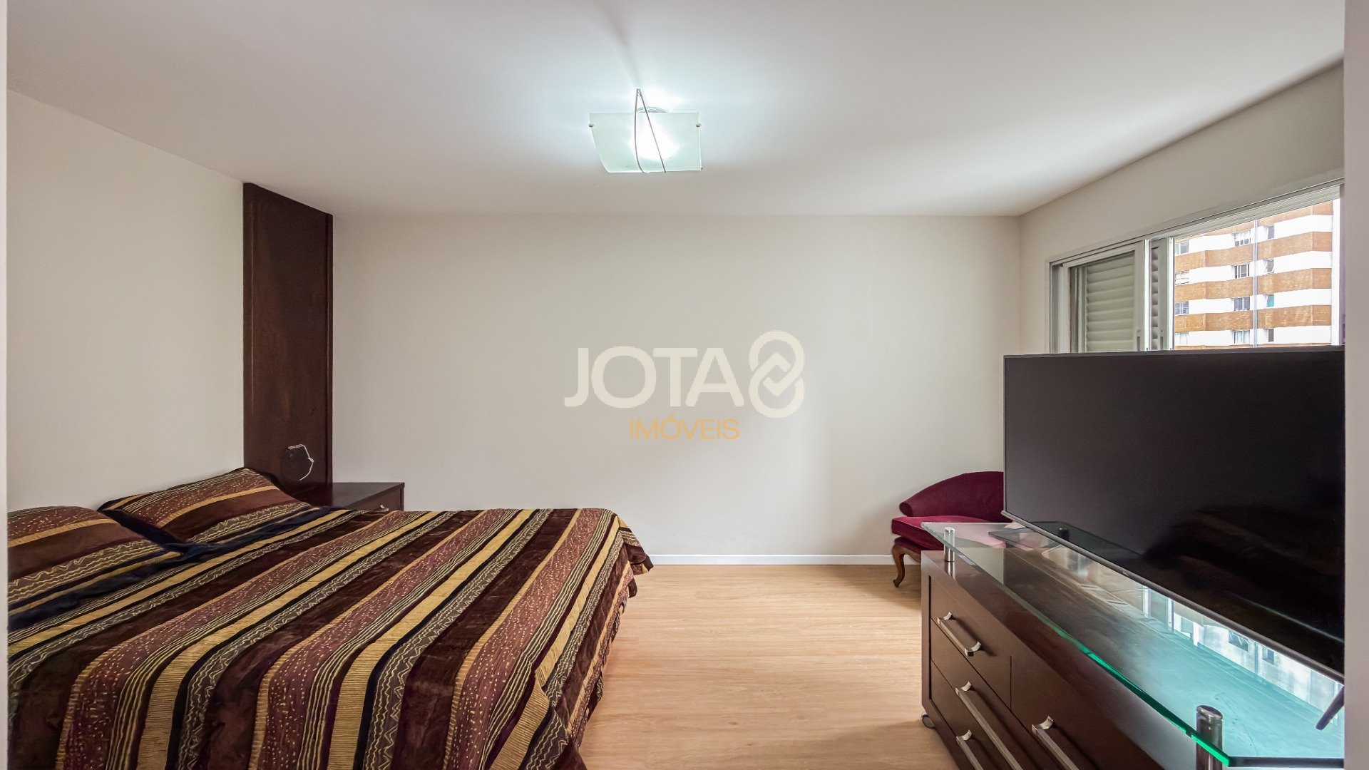 APARTAMENTO EXCLUSIVO EM FRENTE À PRAÇA DO JAPÃO