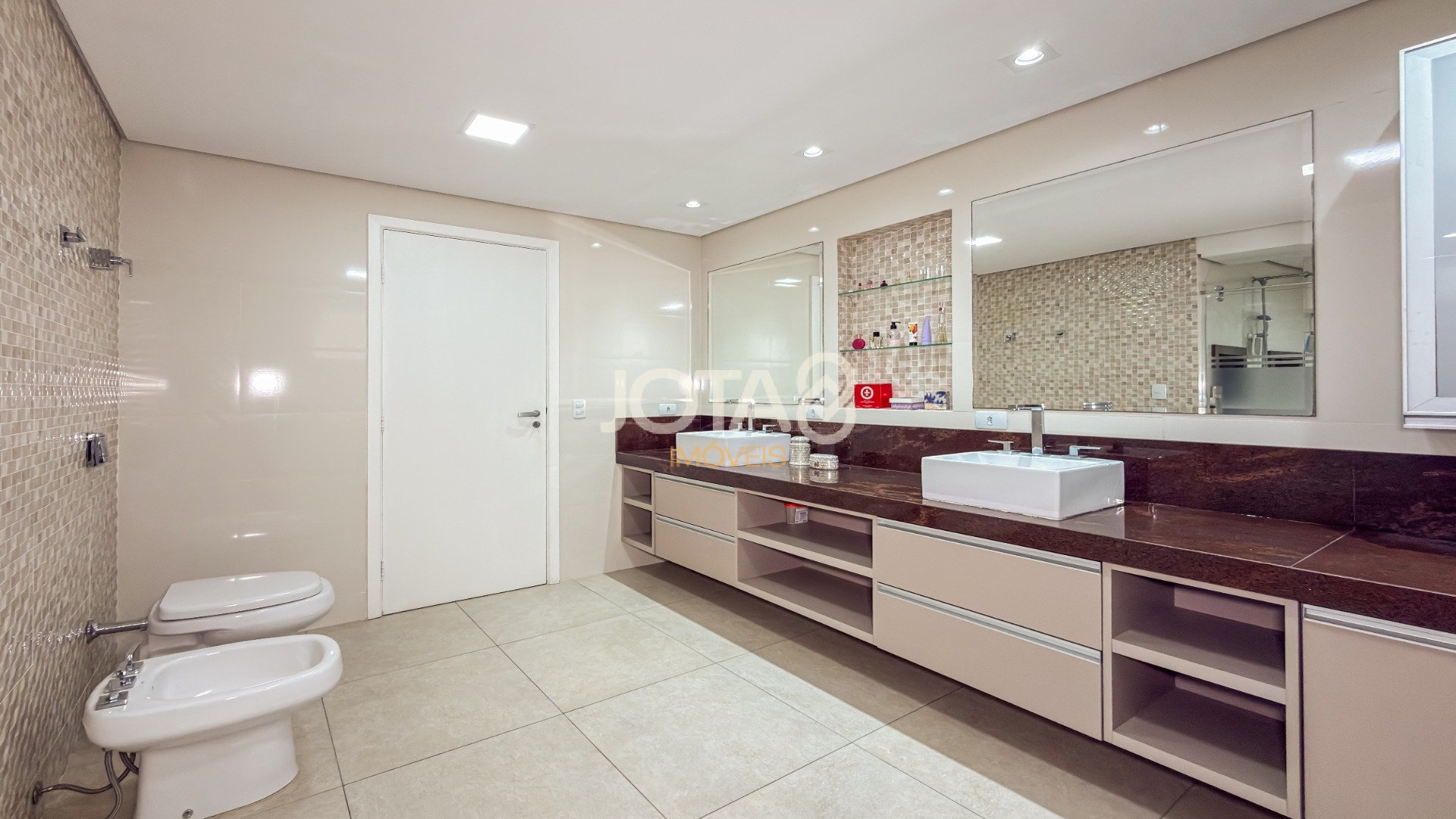 APARTAMENTO EXCLUSIVO EM FRENTE À PRAÇA DO JAPÃO