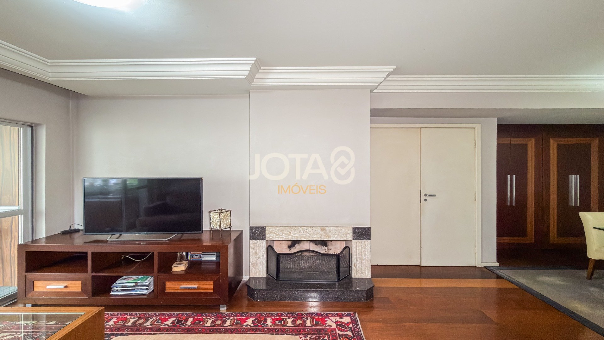 APARTAMENTO EXCLUSIVO EM FRENTE À PRAÇA DO JAPÃO