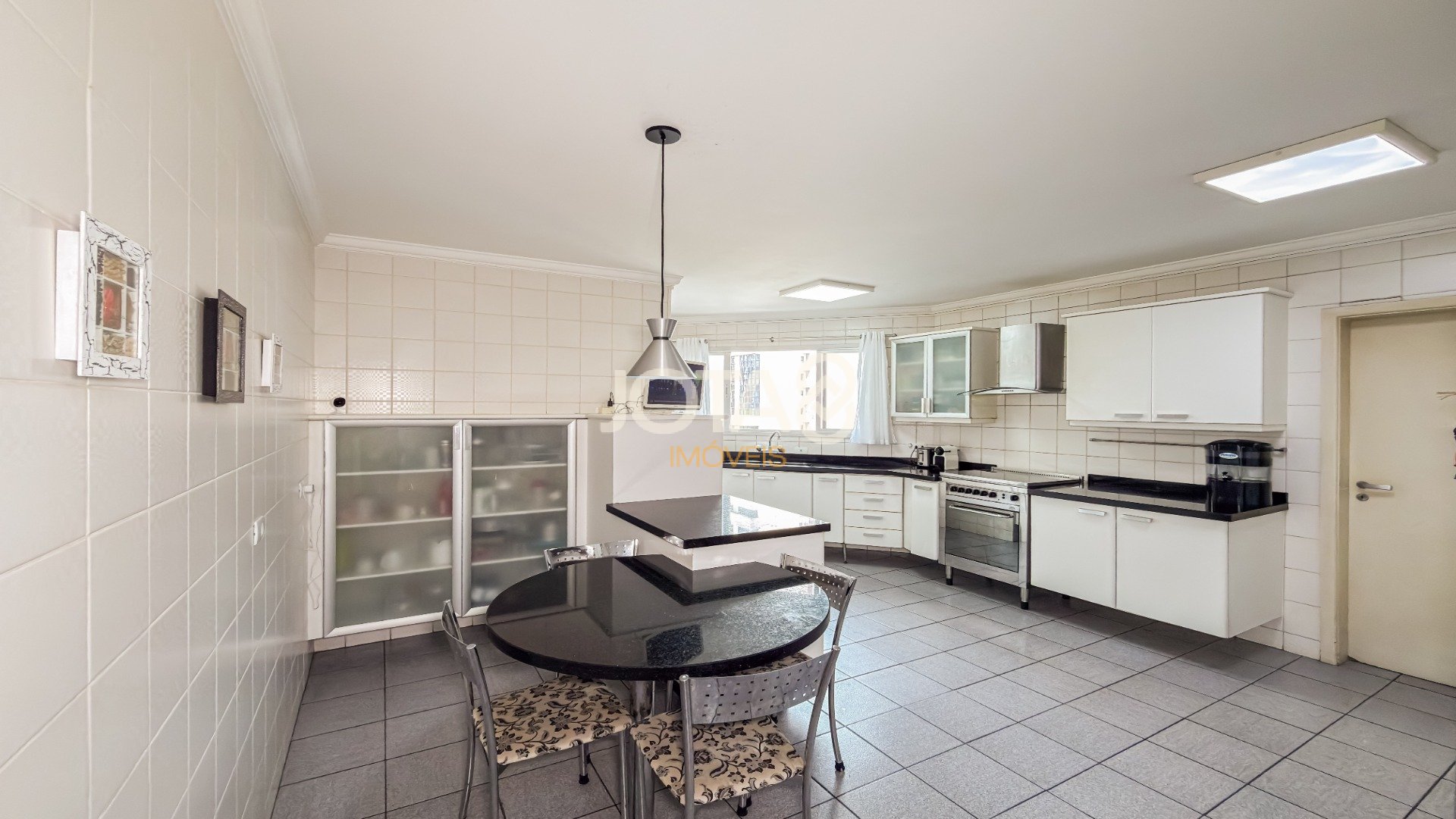 APARTAMENTO EXCLUSIVO EM FRENTE À PRAÇA DO JAPÃO