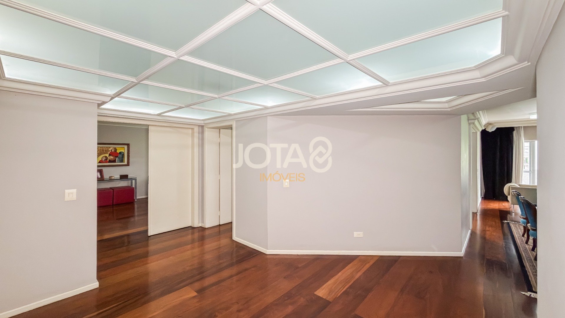 APARTAMENTO EXCLUSIVO EM FRENTE À PRAÇA DO JAPÃO