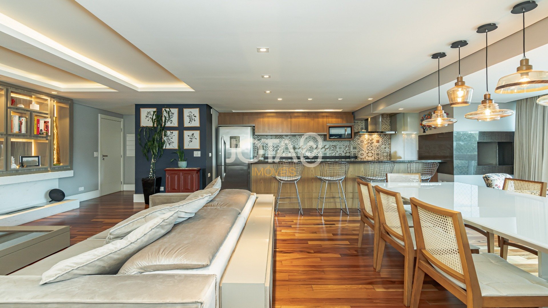 APARTAMENTO COM 3 SUÍTES NO CABRAL EM CONDOMÍNIO CLUBE