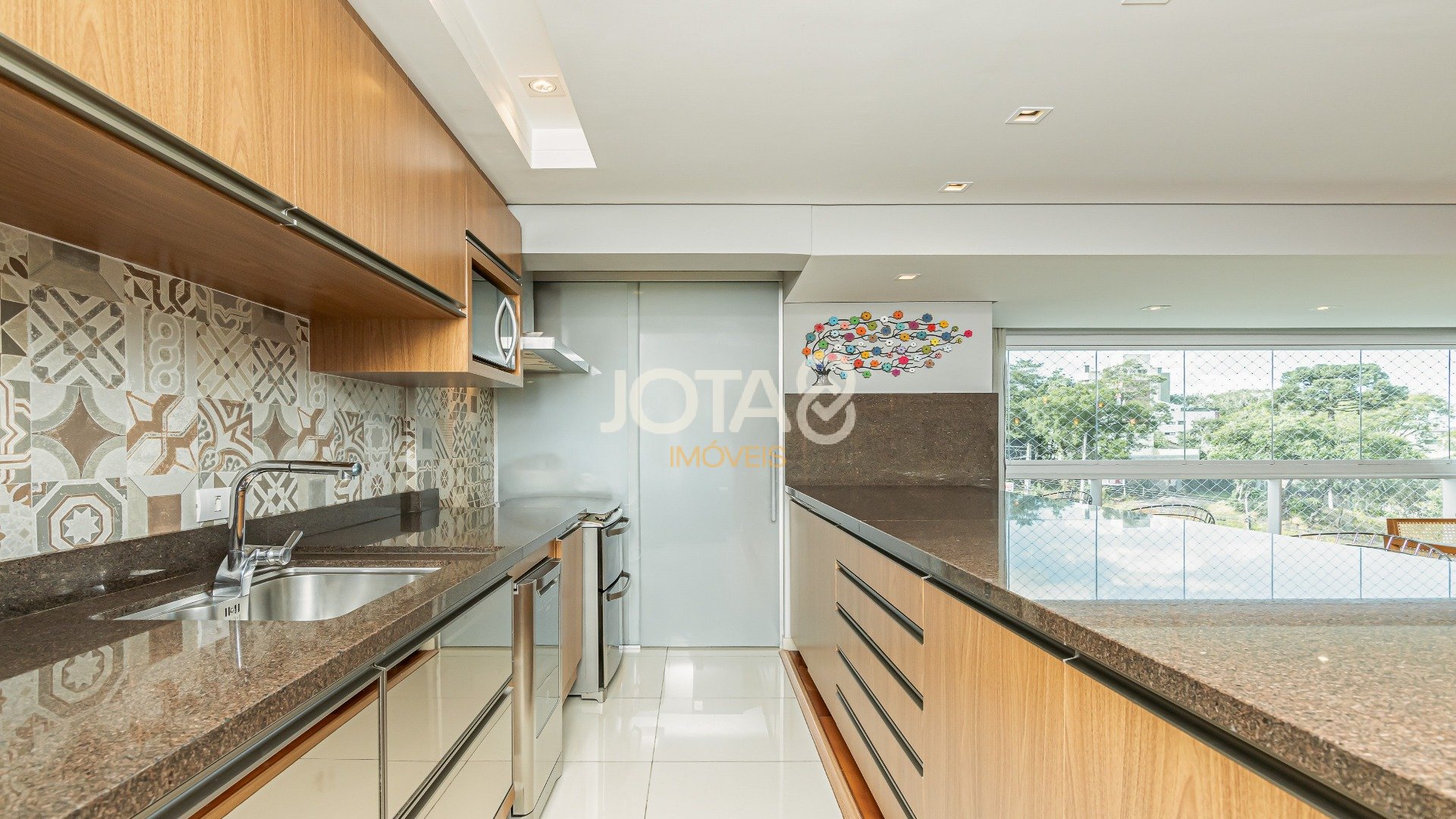 APARTAMENTO COM 3 SUÍTES NO CABRAL EM CONDOMÍNIO CLUBE