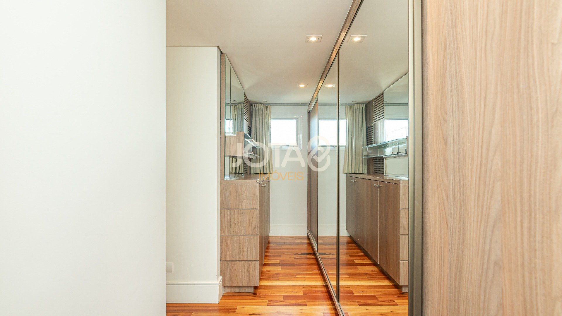 APARTAMENTO COM 3 SUÍTES NO CABRAL EM CONDOMÍNIO CLUBE