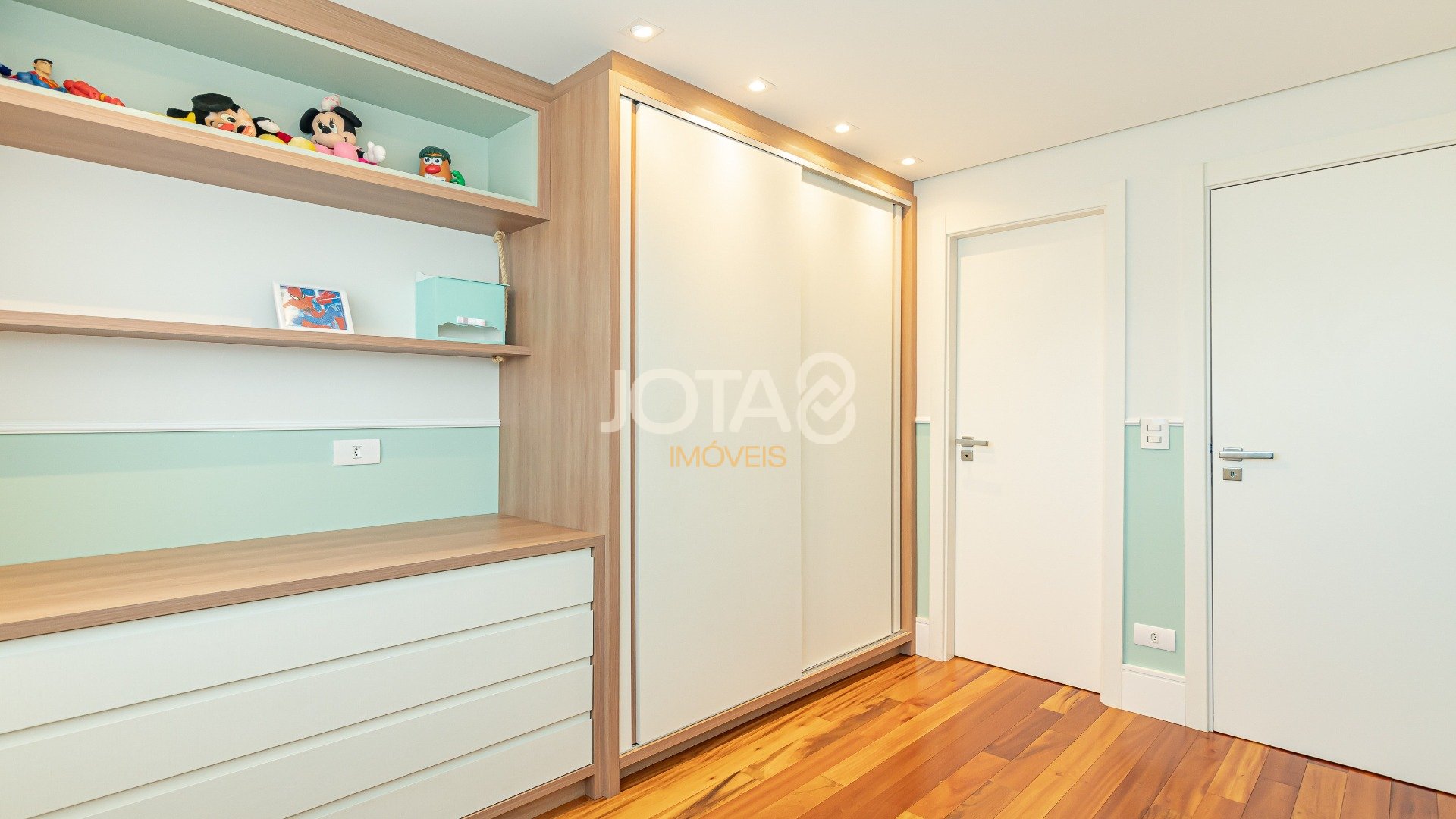 APARTAMENTO COM 3 SUÍTES NO CABRAL EM CONDOMÍNIO CLUBE