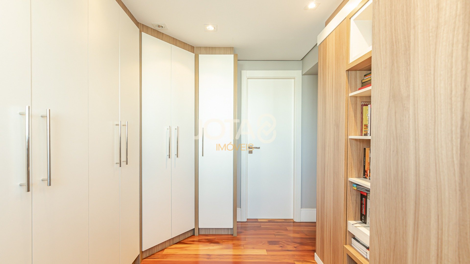 APARTAMENTO COM 3 SUÍTES NO CABRAL EM CONDOMÍNIO CLUBE