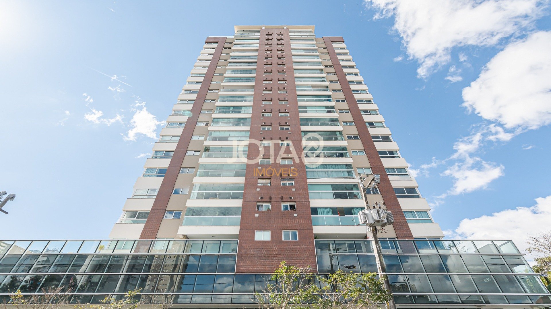 APARTAMENTO COM 3 SUÍTES NO CABRAL EM CONDOMÍNIO CLUBE