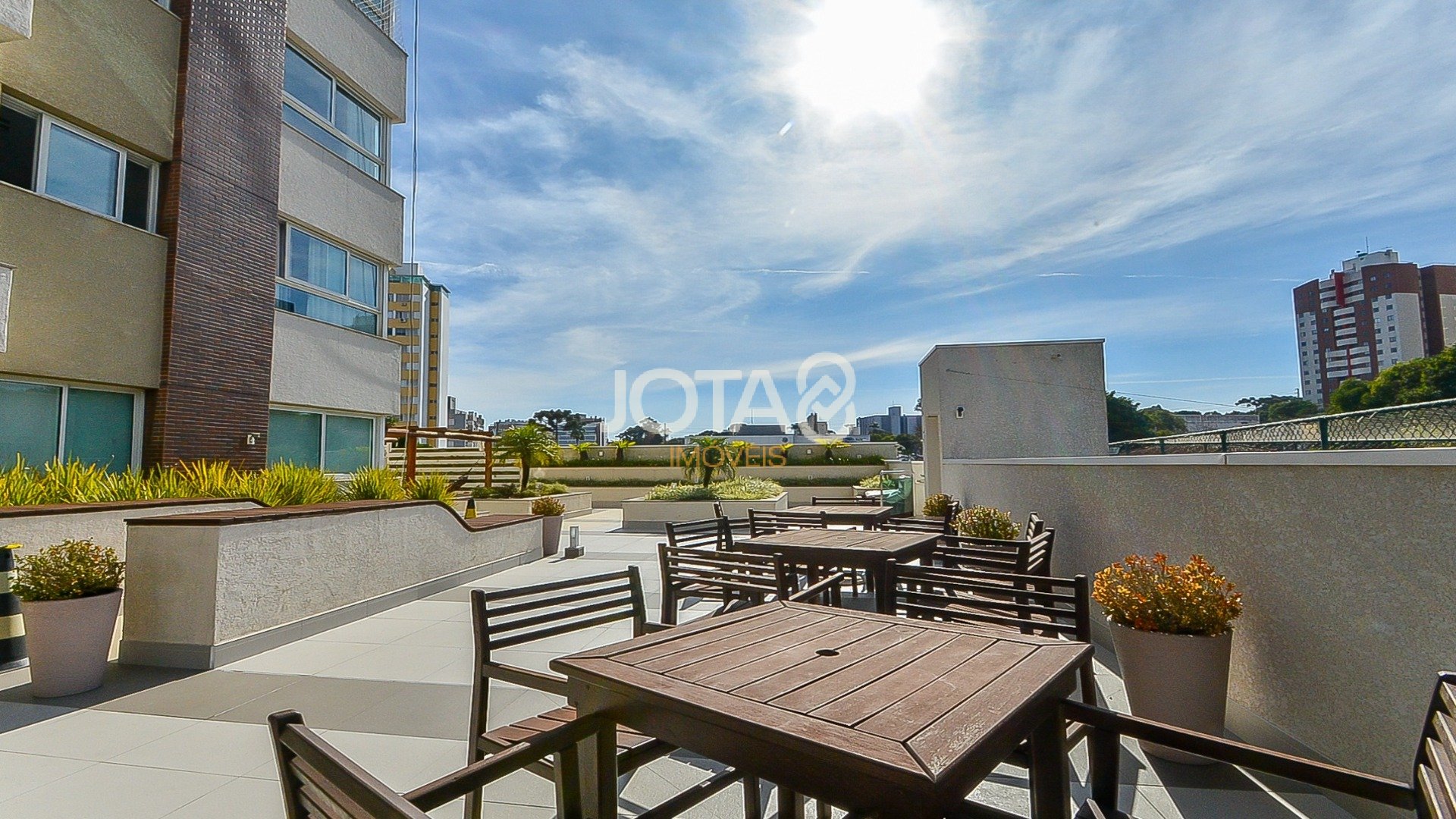 APARTAMENTO COM 3 SUÍTES NO CABRAL EM CONDOMÍNIO CLUBE
