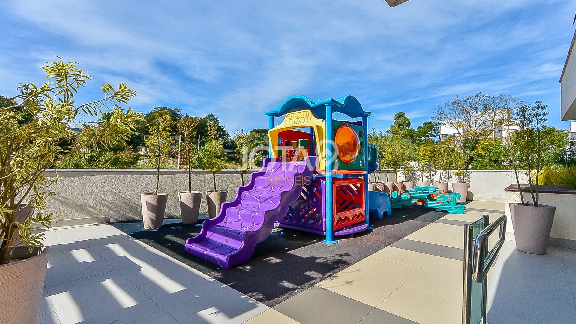 APARTAMENTO COM 3 SUÍTES NO CABRAL EM CONDOMÍNIO CLUBE