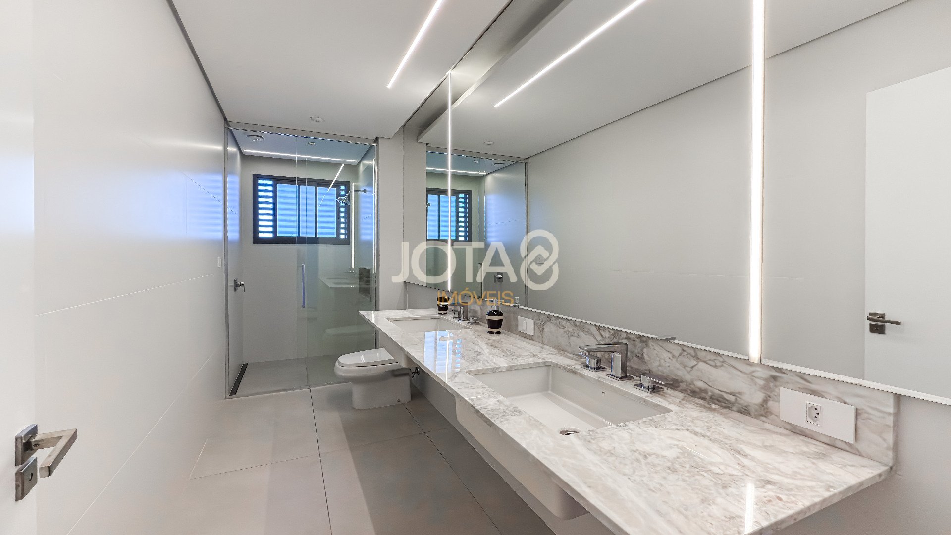 LINDO APARTAMENTO COM 2 SUITES COM VISTA PARA MUSEU DO OLHO