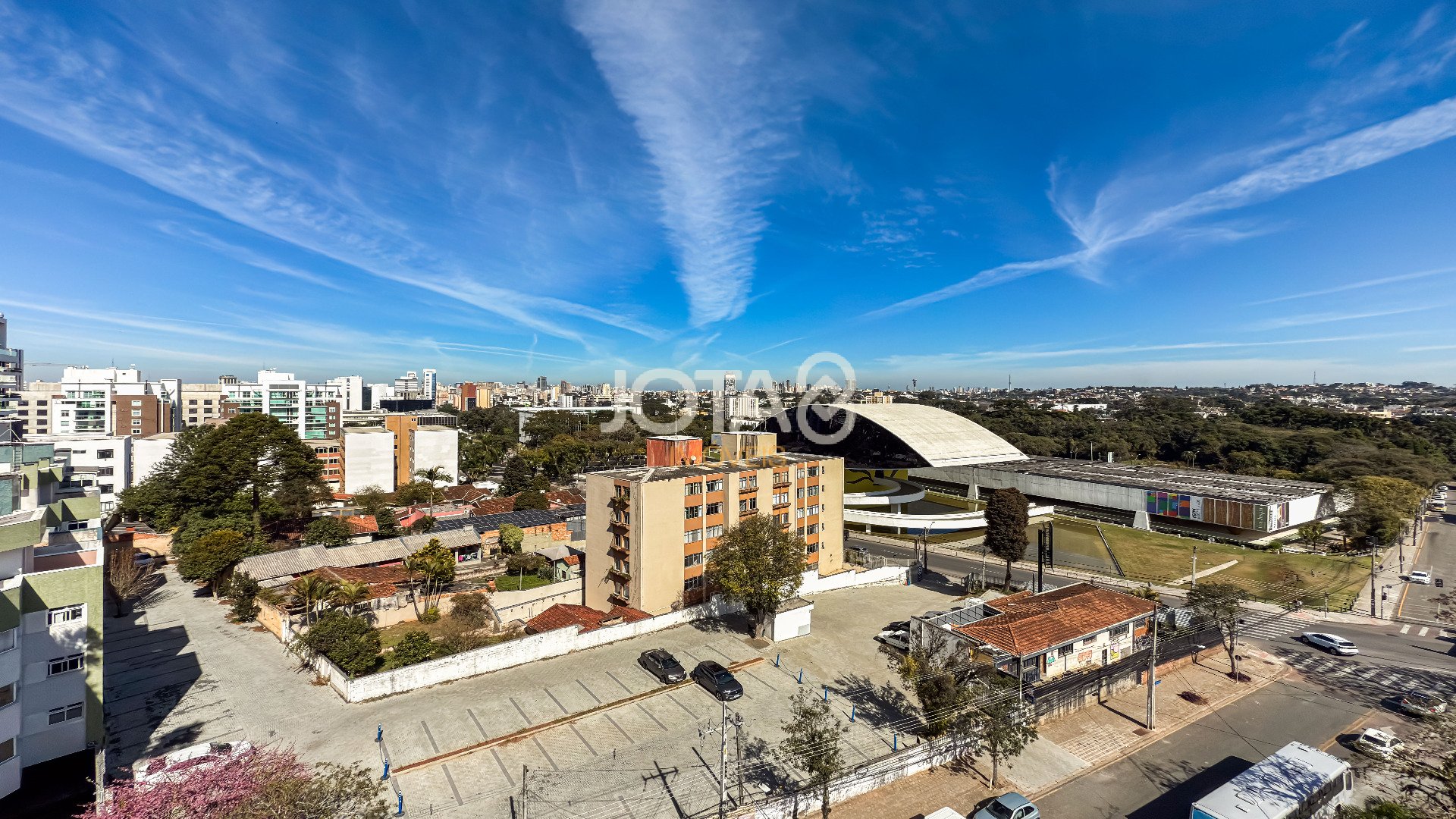 LINDO APARTAMENTO COM 2 SUITES COM VISTA PARA MUSEU DO OLHO