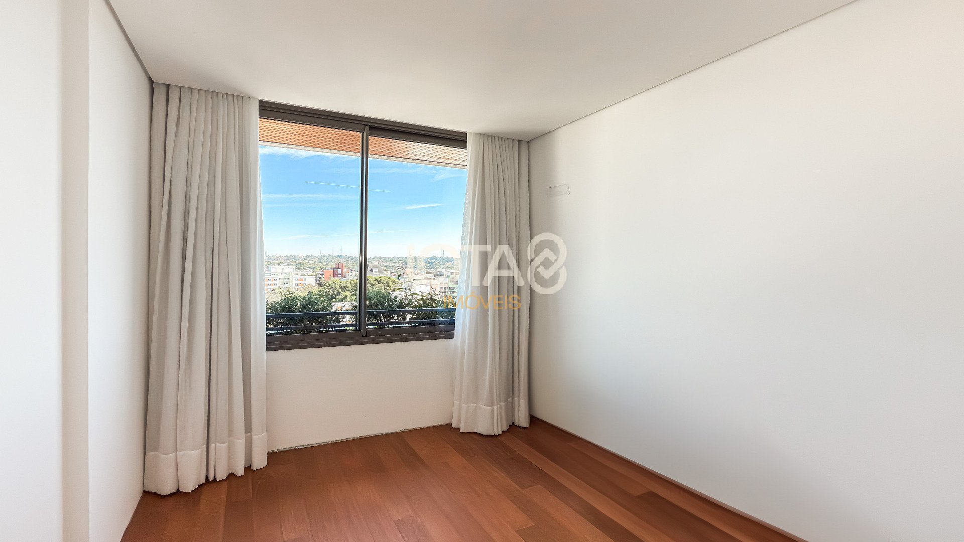 LINDO APARTAMENTO COM 2 SUITES COM VISTA PARA MUSEU DO OLHO
