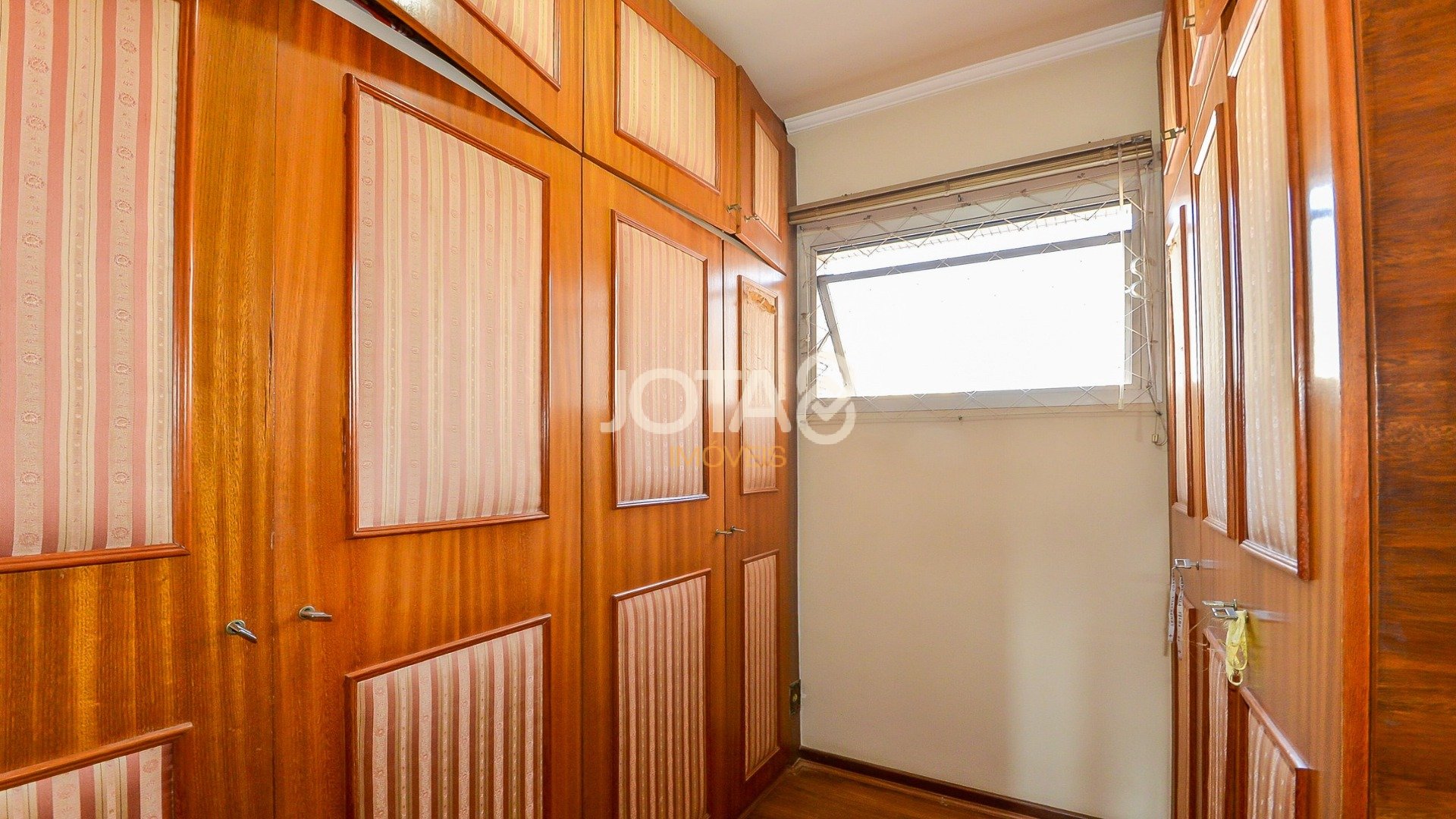 APARTAMENTO COM 4 QUARTOS E 2 VAGAS DE GARAGEM NO BATEL