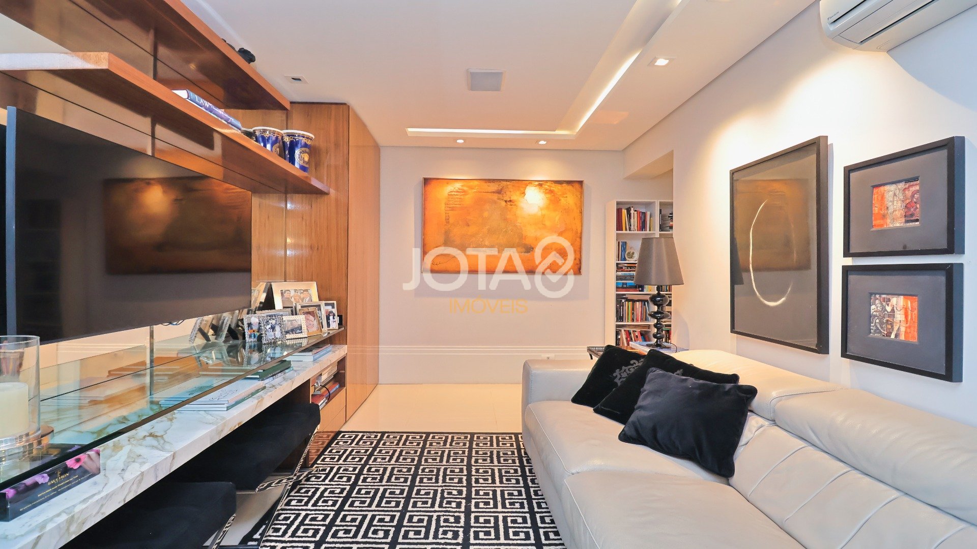 APARTAMENTO MOBILIADO EM CONDOMÍNIO CLUBE NA BATEL