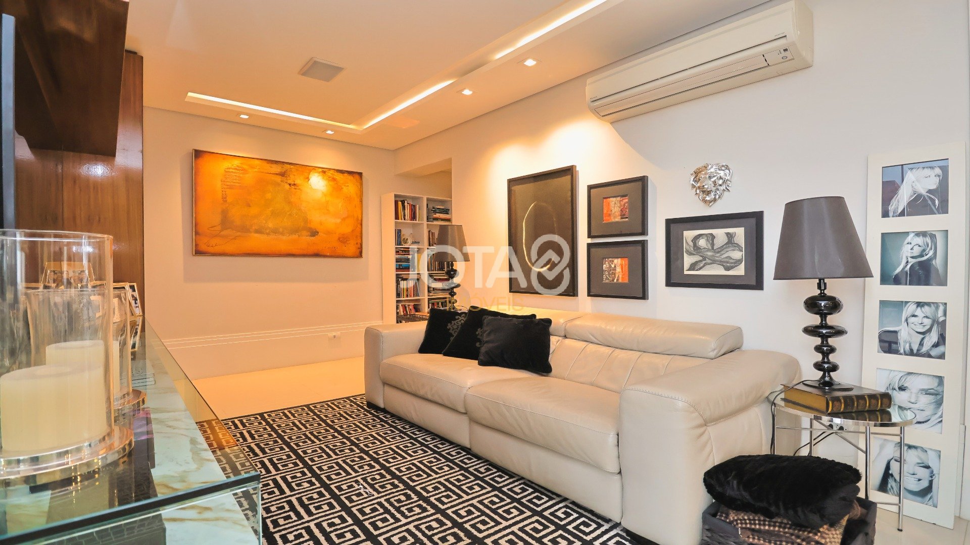 APARTAMENTO MOBILIADO EM CONDOMÍNIO CLUBE NA BATEL