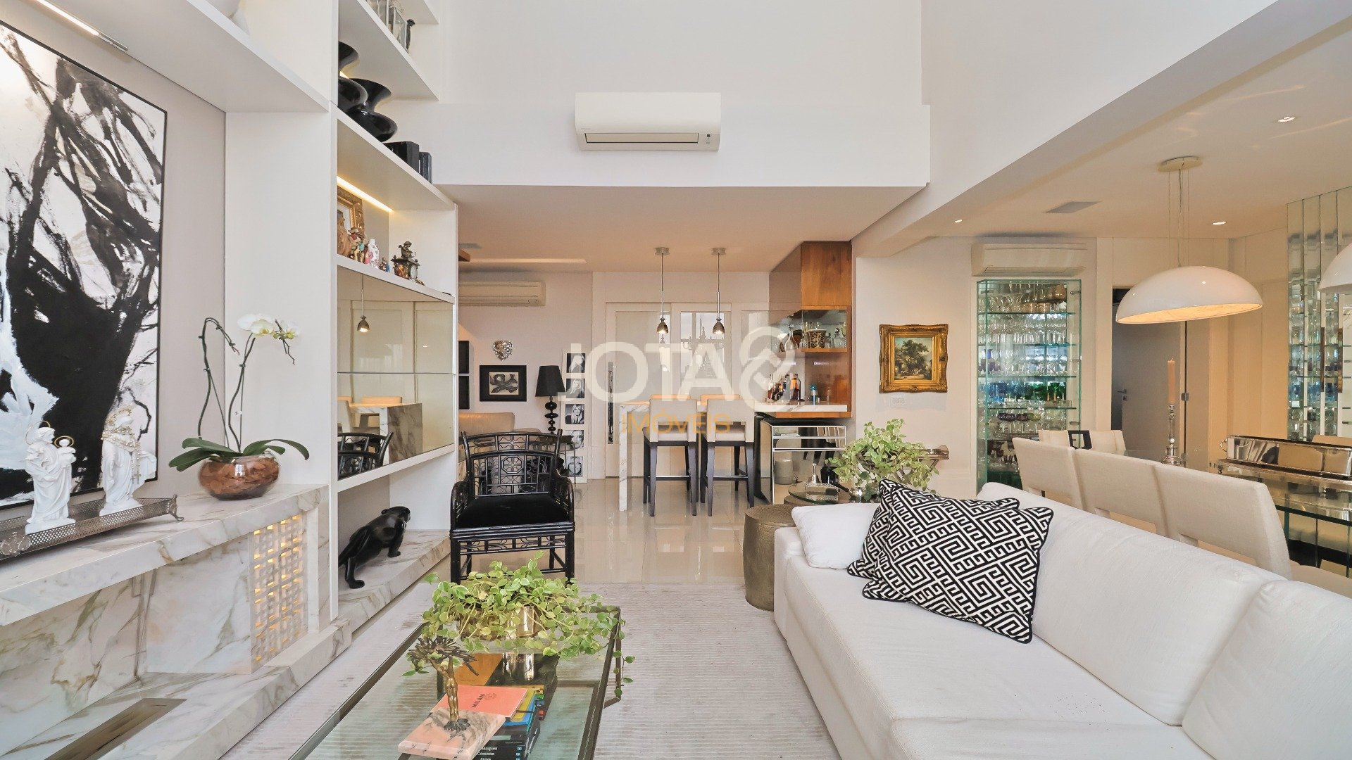 APARTAMENTO MOBILIADO EM CONDOMÍNIO CLUBE NA BATEL