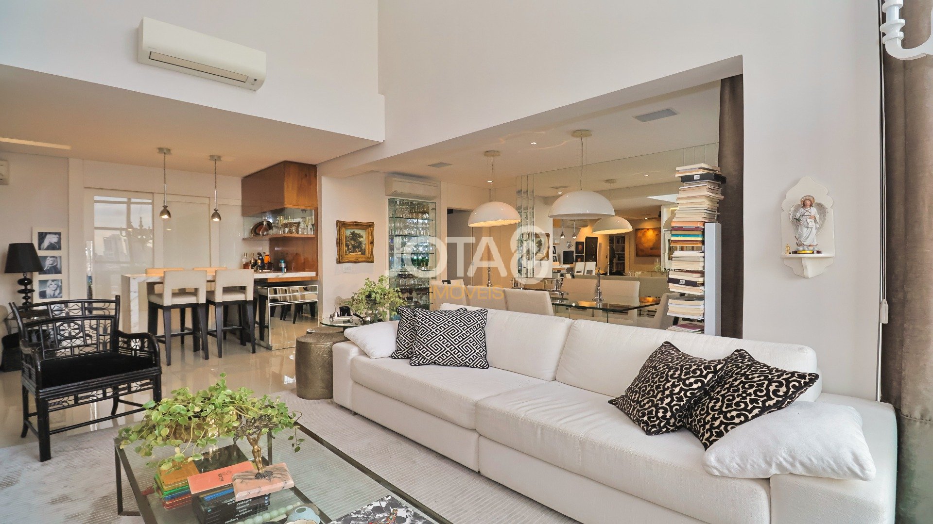APARTAMENTO MOBILIADO EM CONDOMÍNIO CLUBE NA BATEL