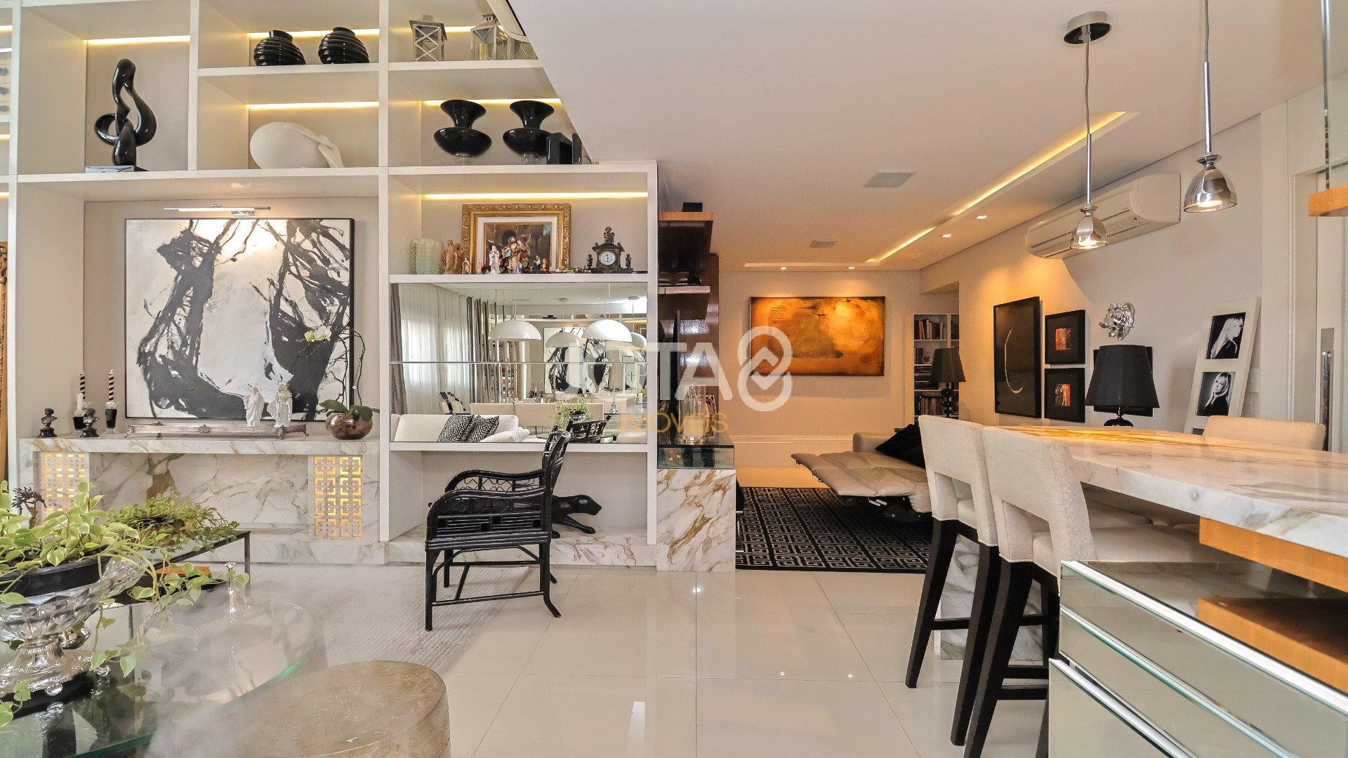 APARTAMENTO MOBILIADO EM CONDOMÍNIO CLUBE NA BATEL