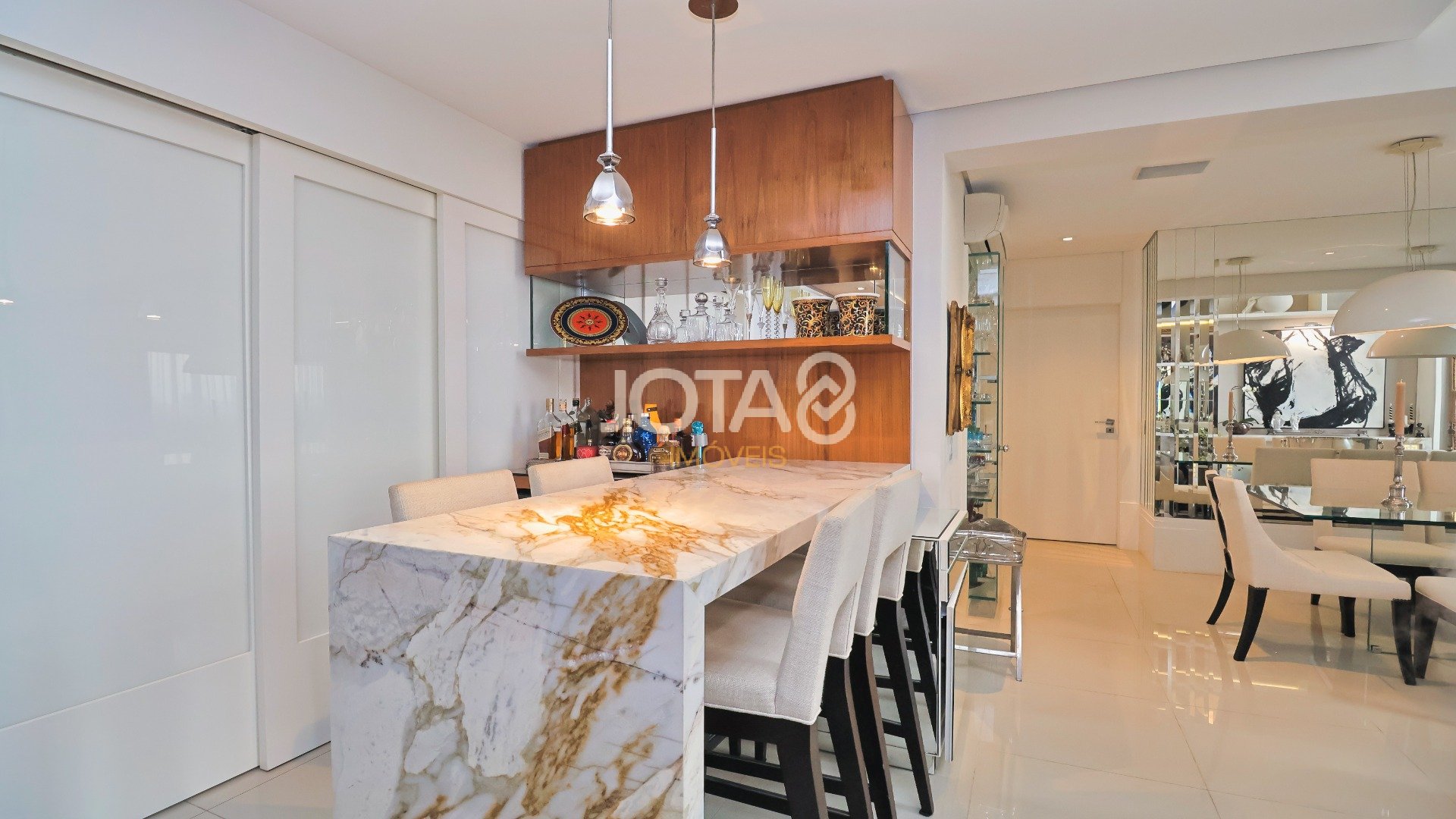 APARTAMENTO MOBILIADO EM CONDOMÍNIO CLUBE NA BATEL