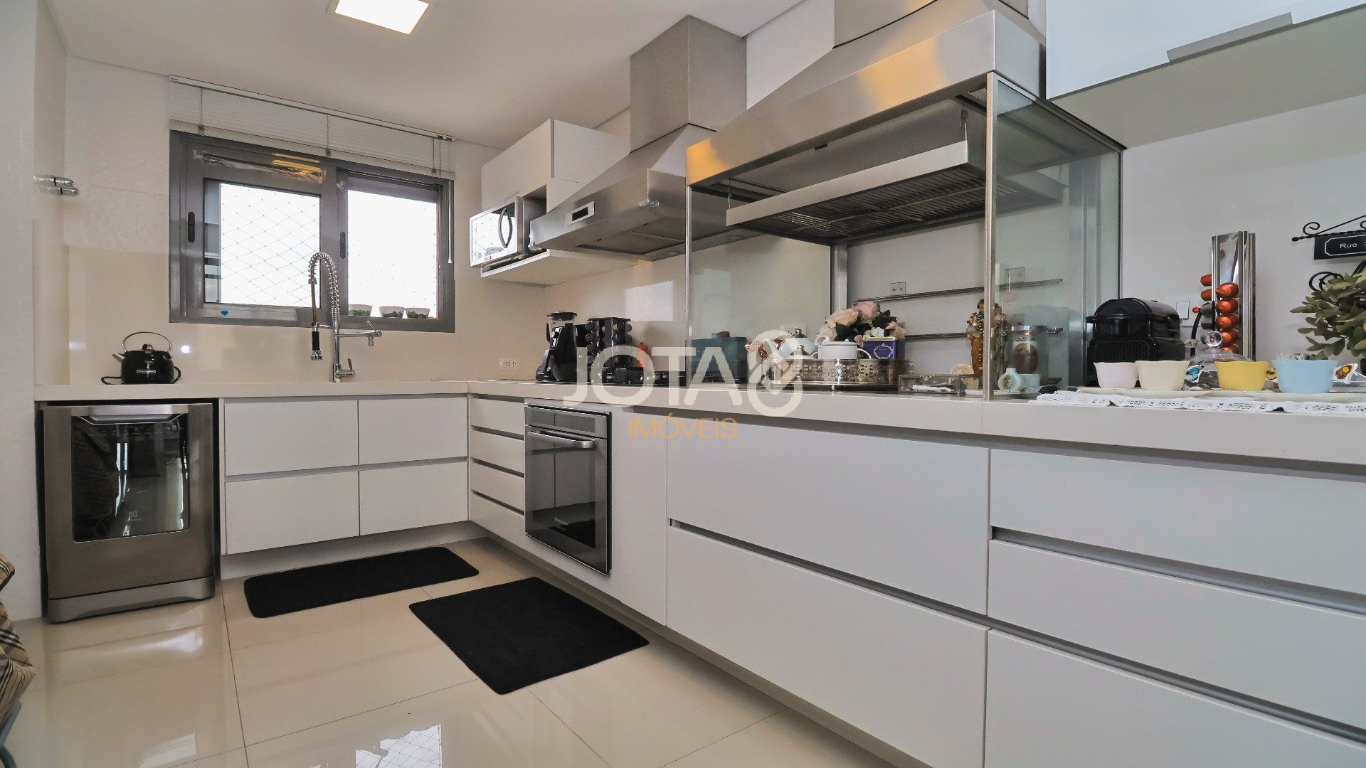 APARTAMENTO MOBILIADO EM CONDOMÍNIO CLUBE NA BATEL