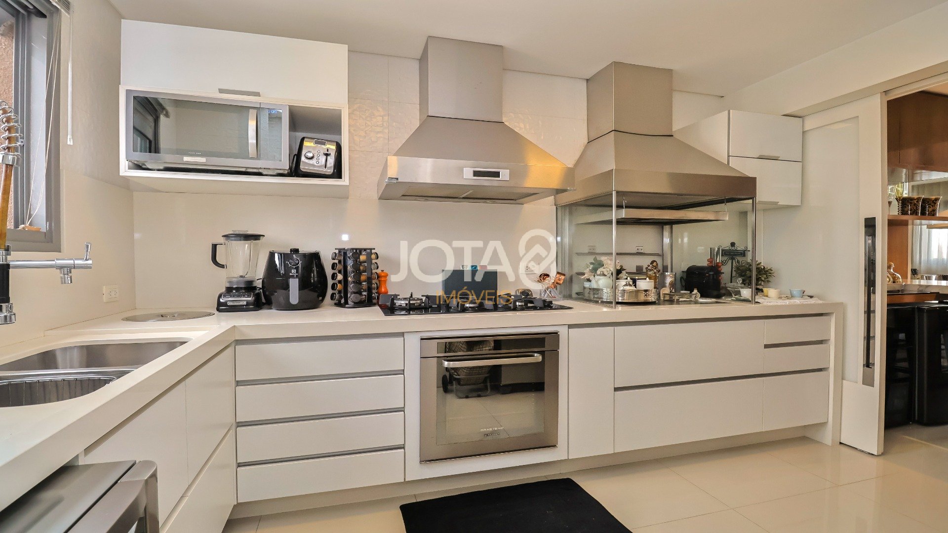 APARTAMENTO MOBILIADO EM CONDOMÍNIO CLUBE NA BATEL