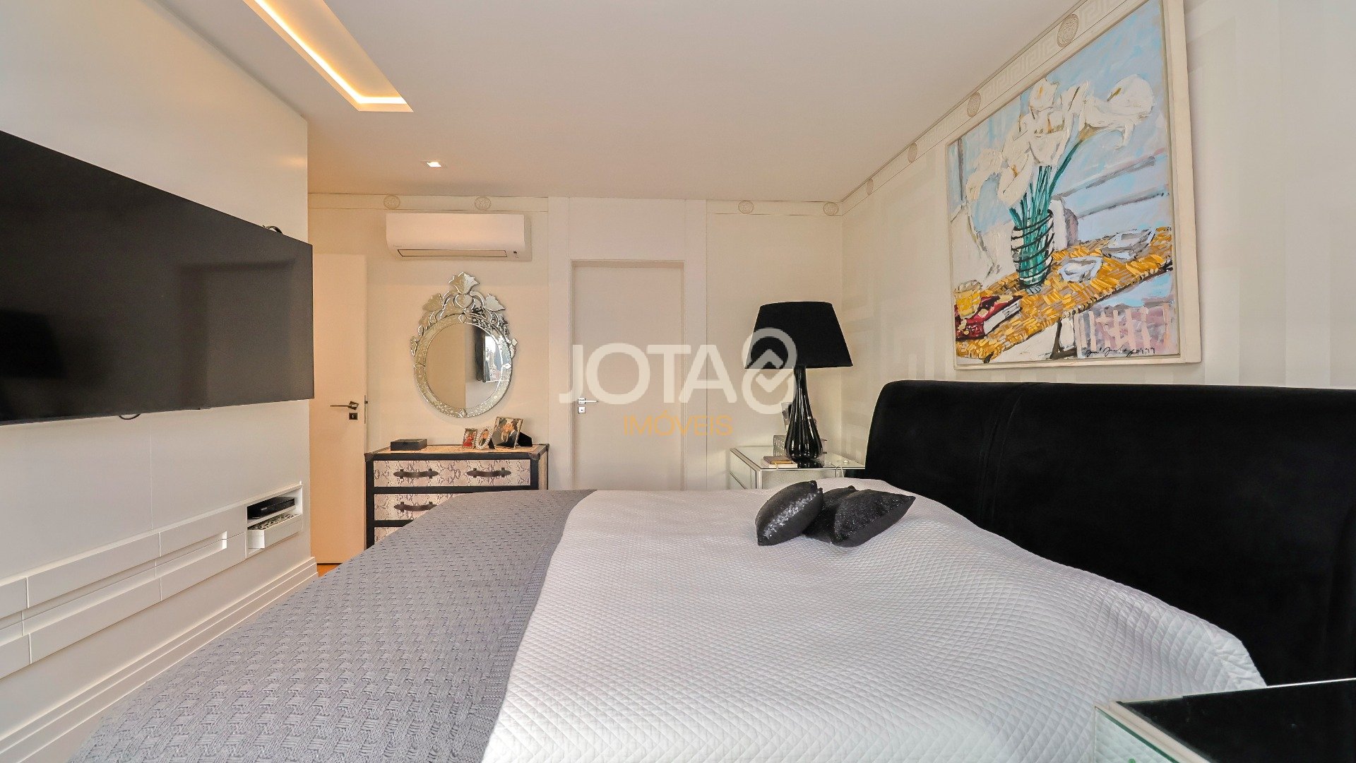 APARTAMENTO MOBILIADO EM CONDOMÍNIO CLUBE NA BATEL
