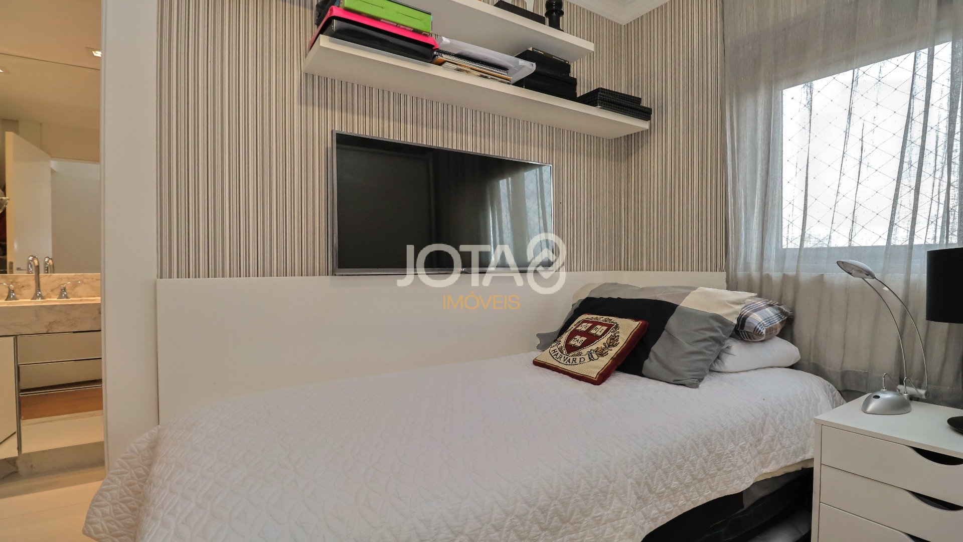 APARTAMENTO MOBILIADO EM CONDOMÍNIO CLUBE NA BATEL