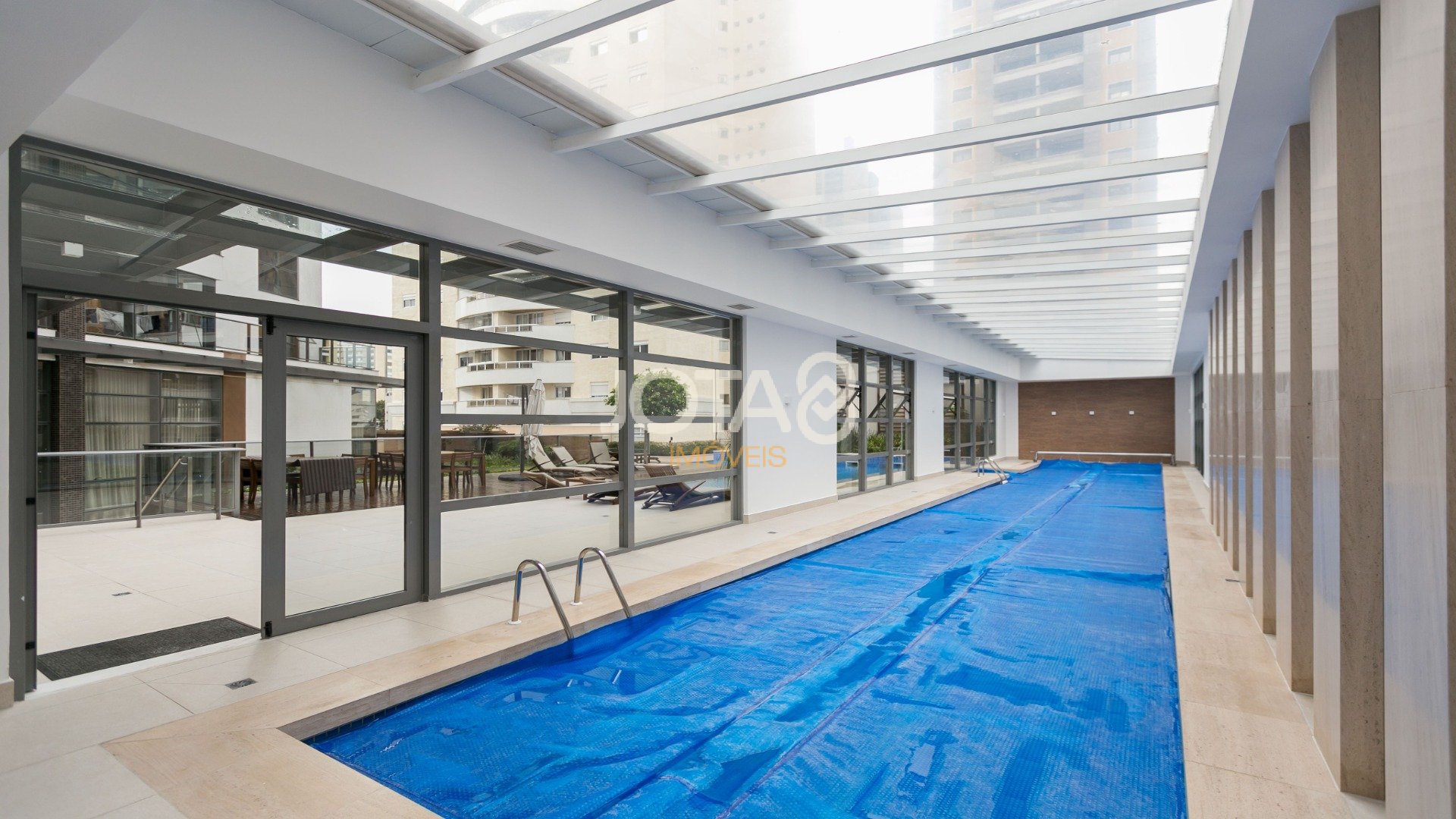 APARTAMENTO MOBILIADO EM CONDOMÍNIO CLUBE NA BATEL