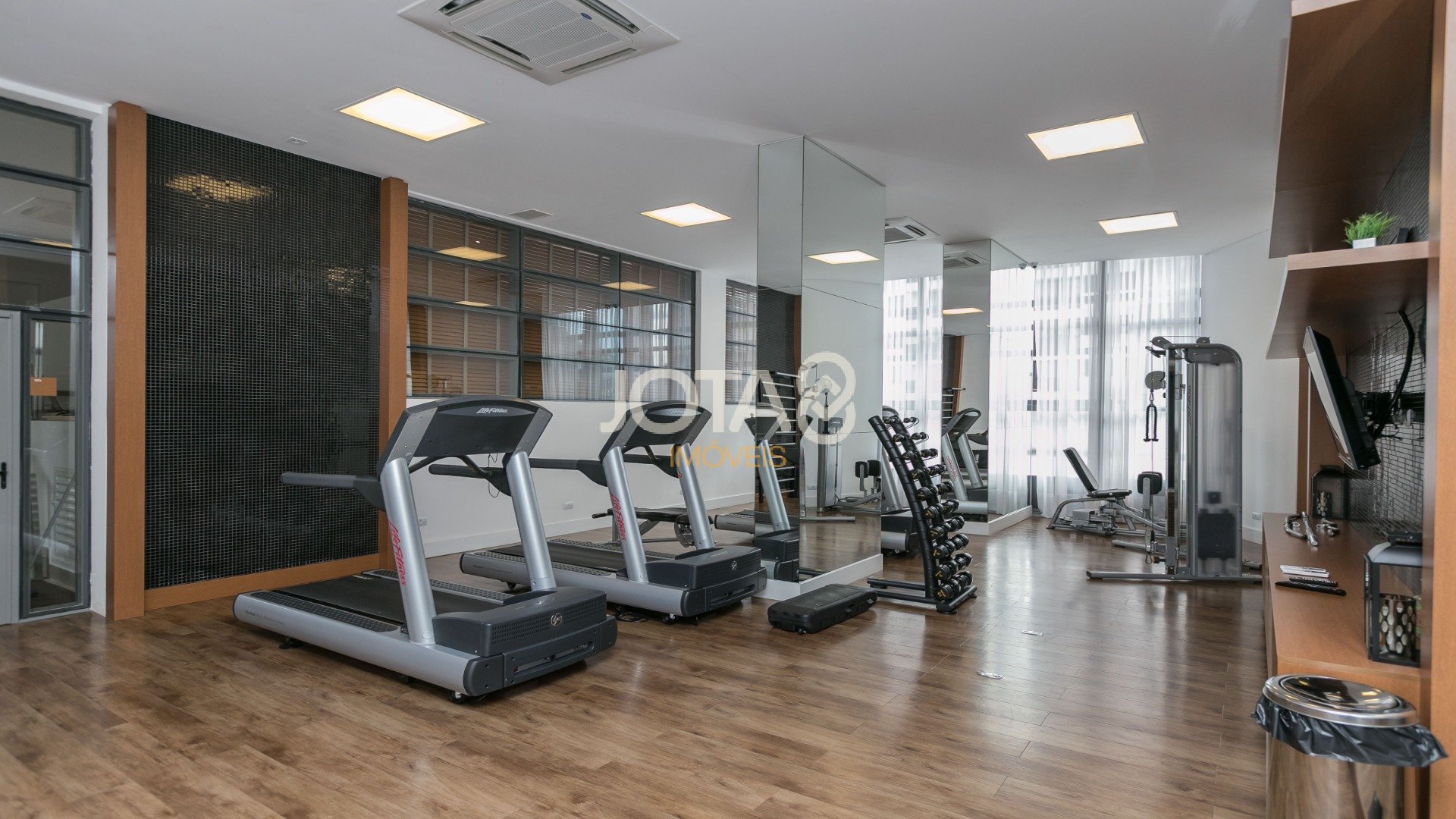 APARTAMENTO MOBILIADO EM CONDOMÍNIO CLUBE NA BATEL