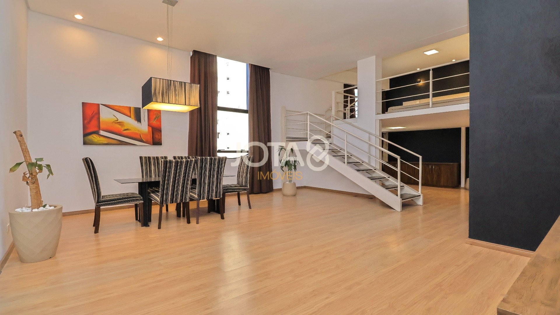 ENCANTE-SE COM ESTE LOFT DUPLEX NO CORAÇÃO DO BIGORRILHO!