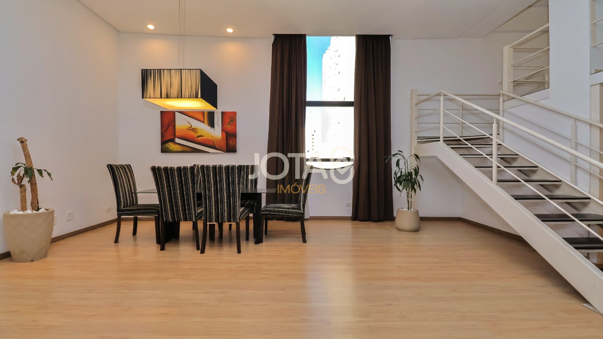 ENCANTE-SE COM ESTE LOFT DUPLEX NO CORAÇÃO DO BIGORRILHO!
