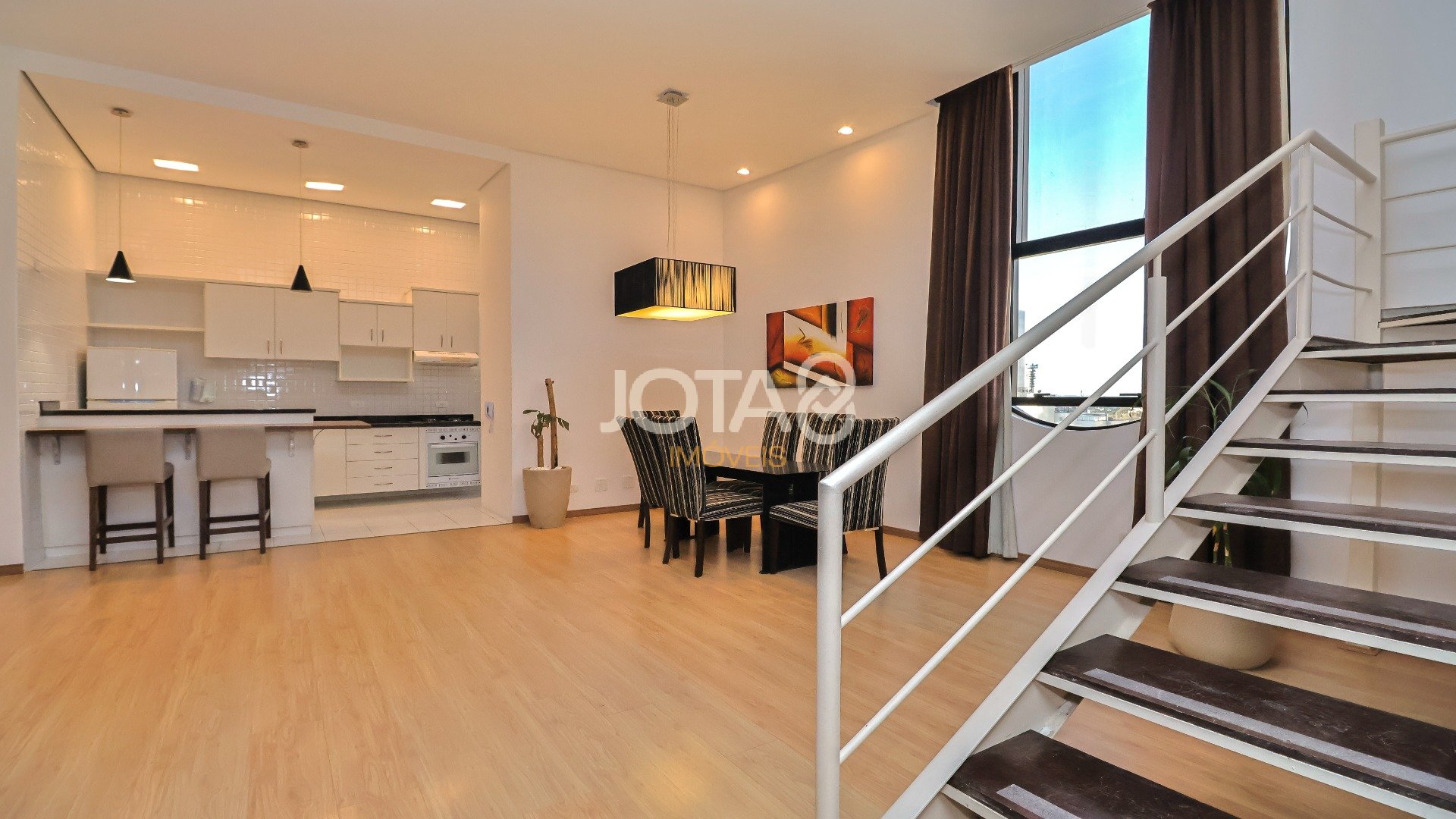 ENCANTE-SE COM ESTE LOFT DUPLEX NO CORAÇÃO DO BIGORRILHO!