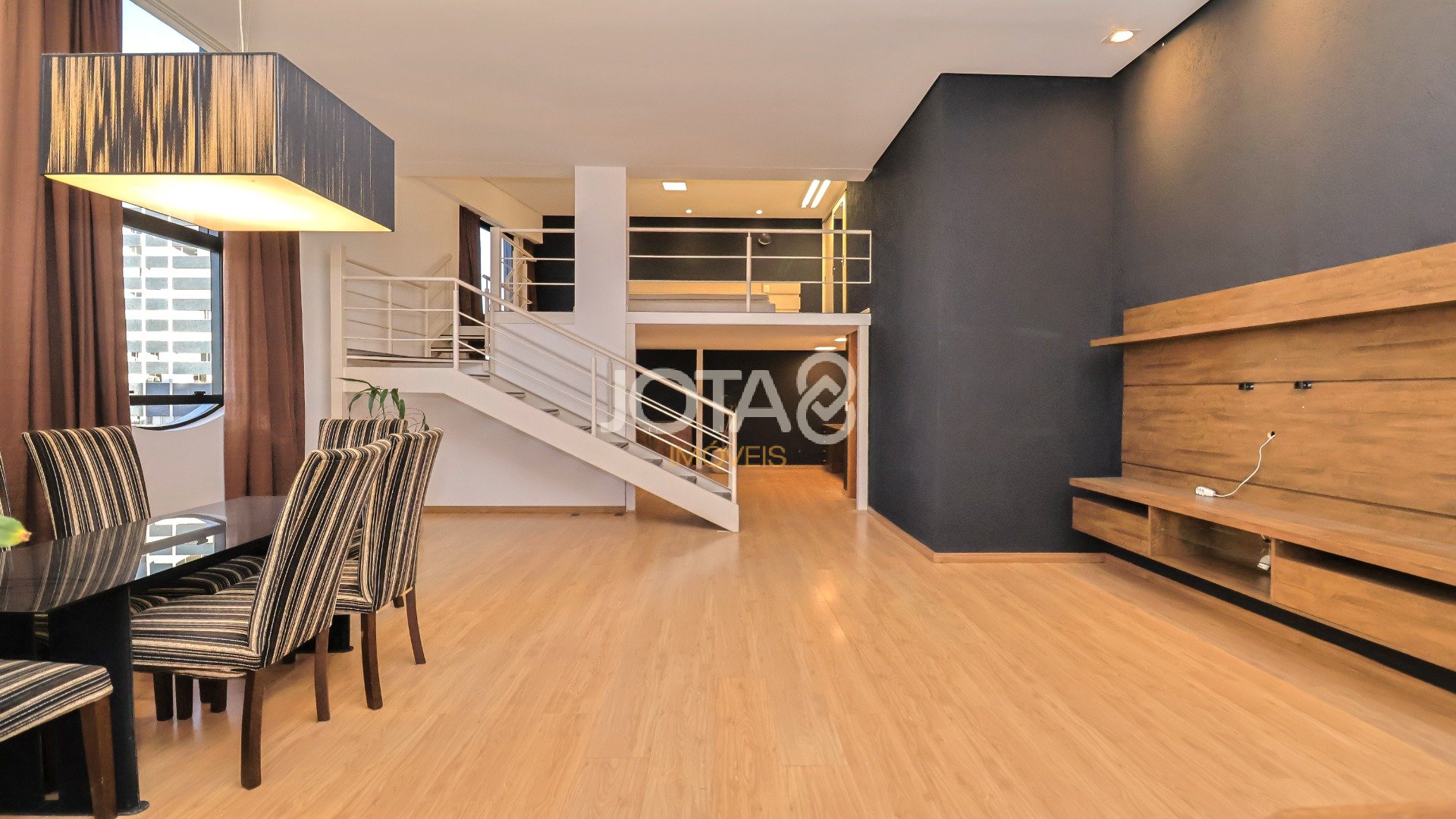 ENCANTE-SE COM ESTE LOFT DUPLEX NO CORAÇÃO DO BIGORRILHO!