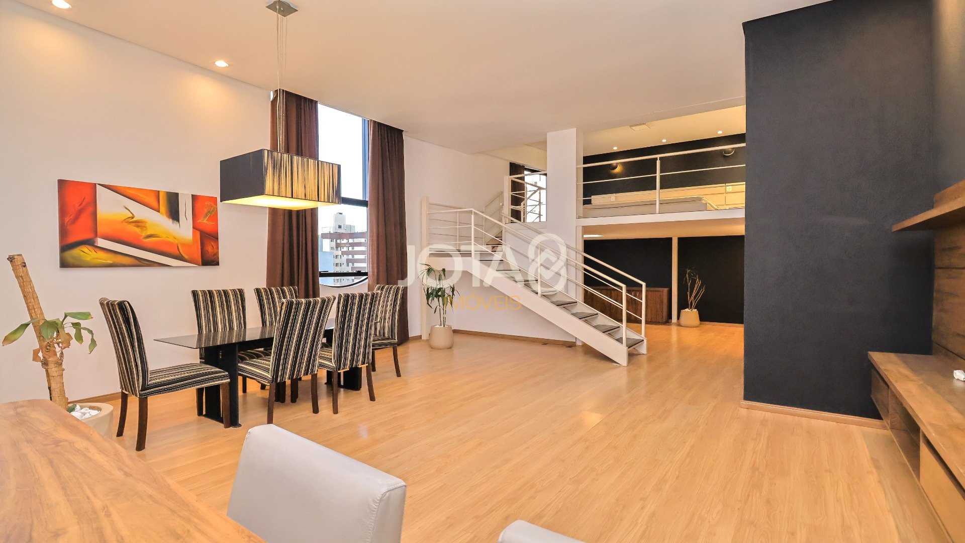 ENCANTE-SE COM ESTE LOFT DUPLEX NO CORAÇÃO DO BIGORRILHO!