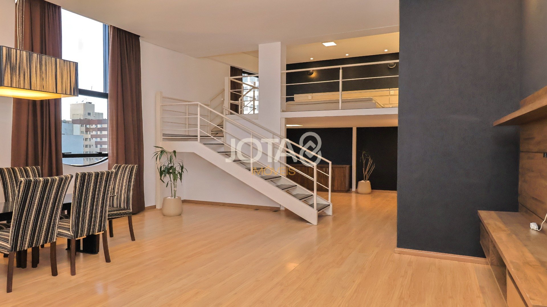 ENCANTE-SE COM ESTE LOFT DUPLEX NO CORAÇÃO DO BIGORRILHO!
