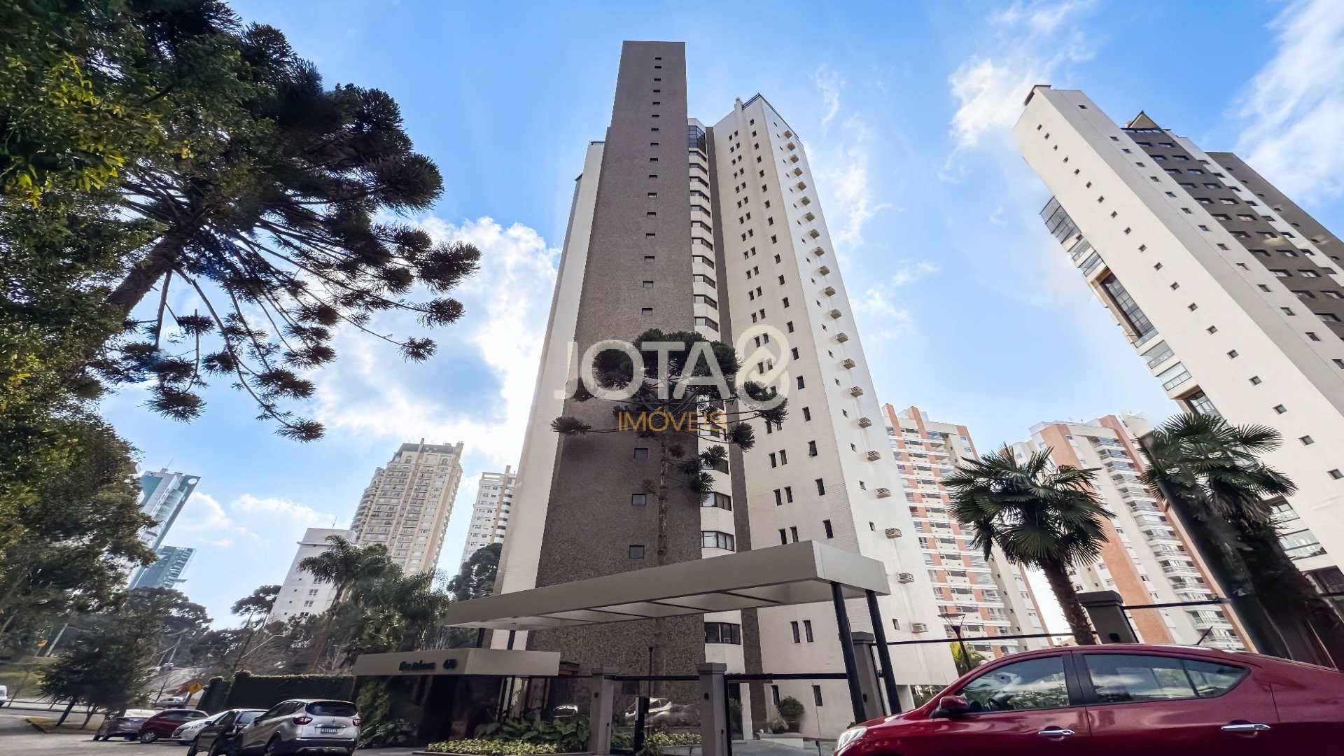 APARTAMENTO REFORMADO COM 3 SUÍTES, ESCRITÓRIO E 4 VAGAS NO ECOVILLE