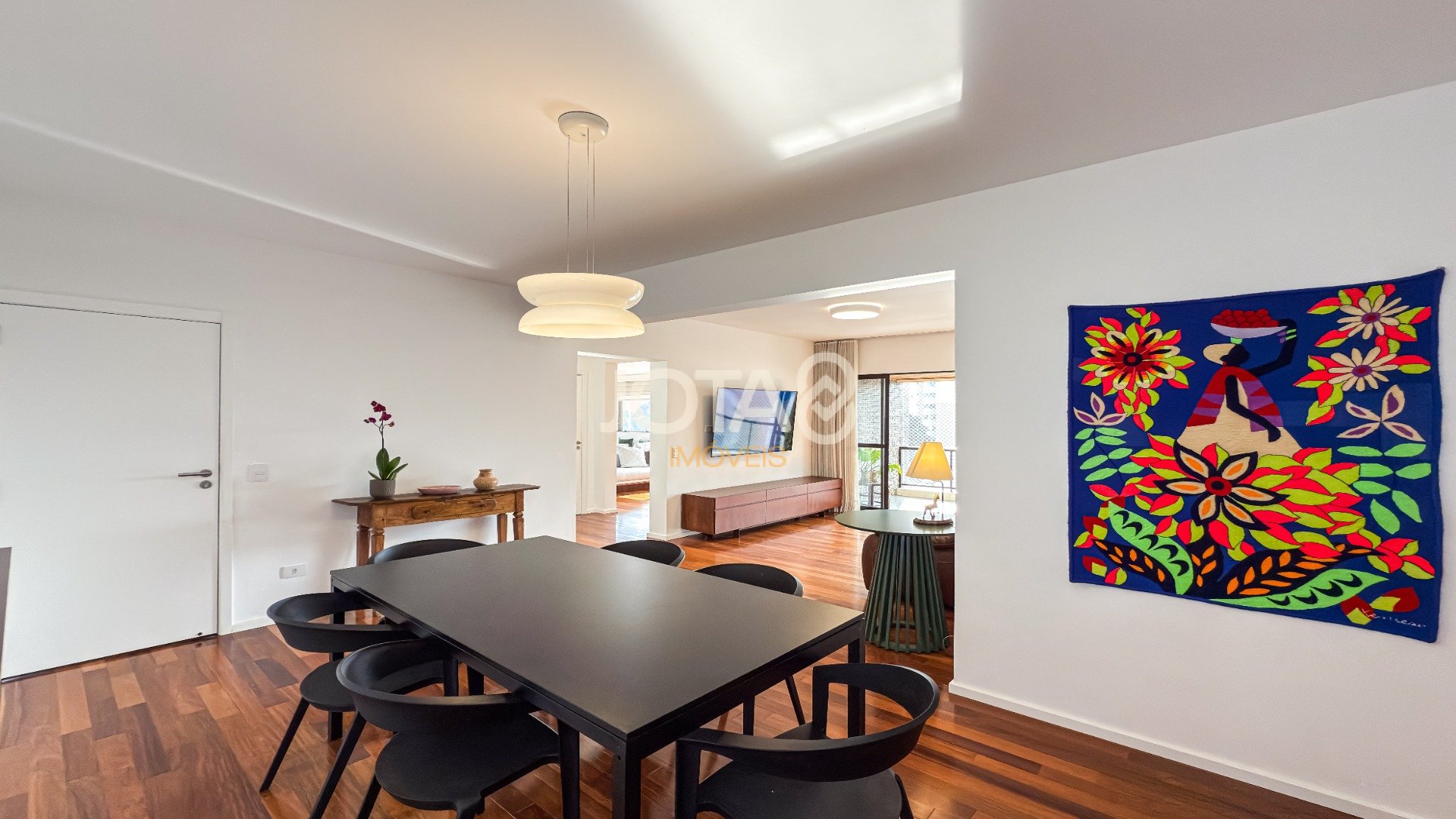 APARTAMENTO REFORMADO COM 3 SUÍTES, ESCRITÓRIO E 4 VAGAS NO ECOVILLE
