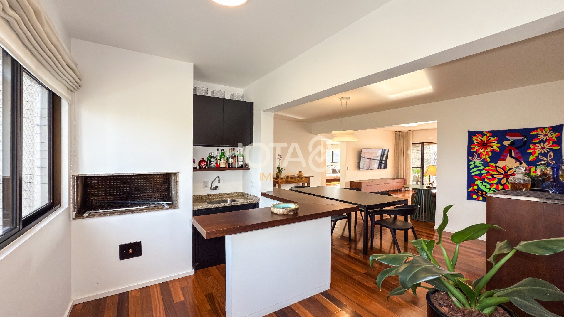 APARTAMENTO REFORMADO COM 3 SUÍTES, ESCRITÓRIO E 4 VAGAS NO ECOVILLE