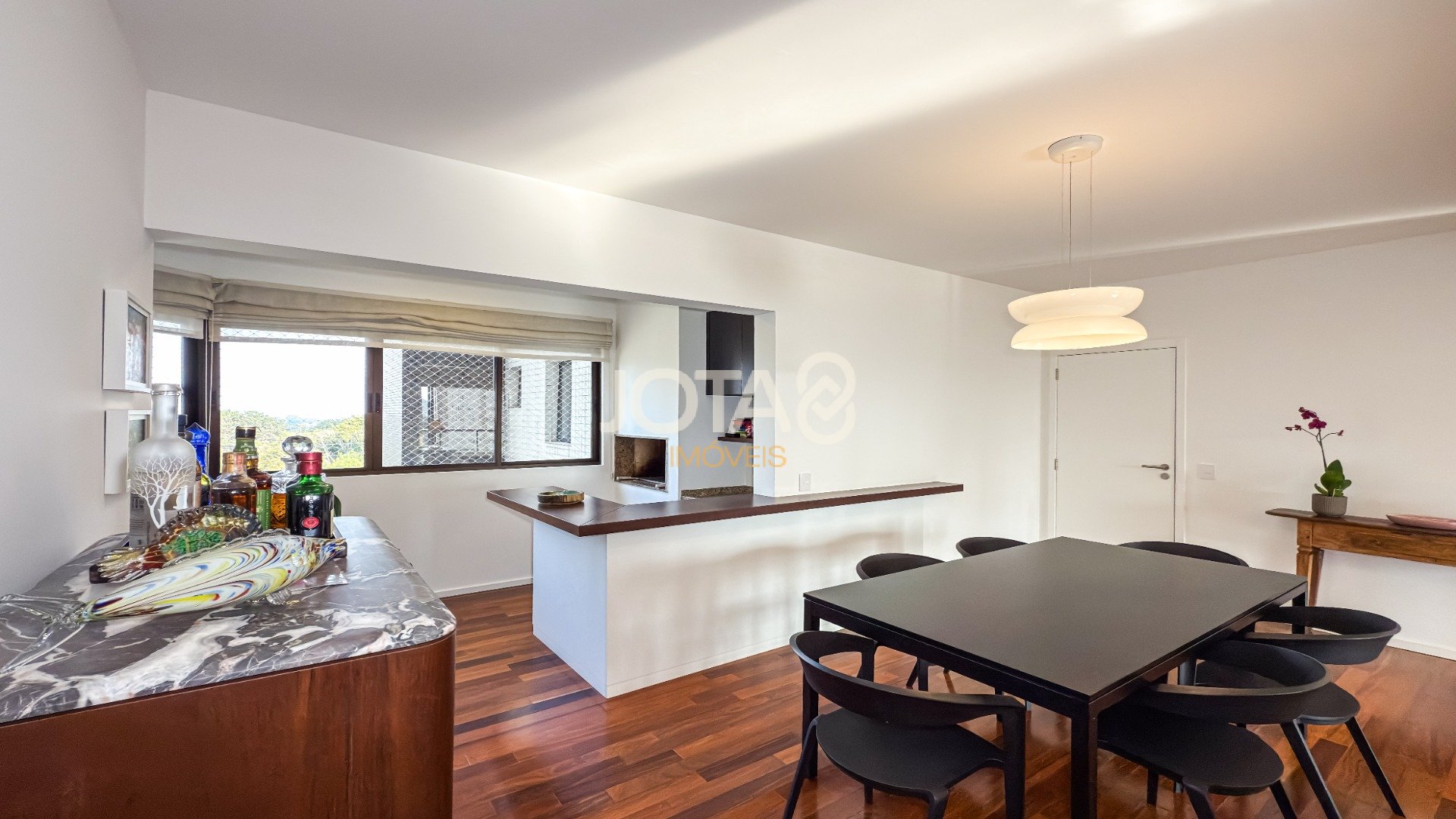 APARTAMENTO REFORMADO COM 3 SUÍTES, ESCRITÓRIO E 4 VAGAS NO ECOVILLE