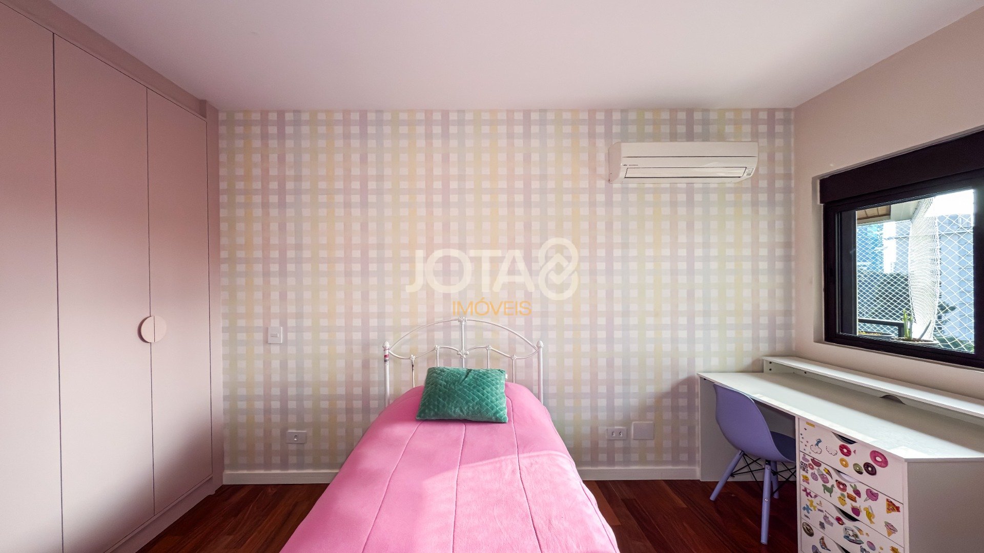 APARTAMENTO REFORMADO COM 3 SUÍTES, ESCRITÓRIO E 4 VAGAS NO ECOVILLE