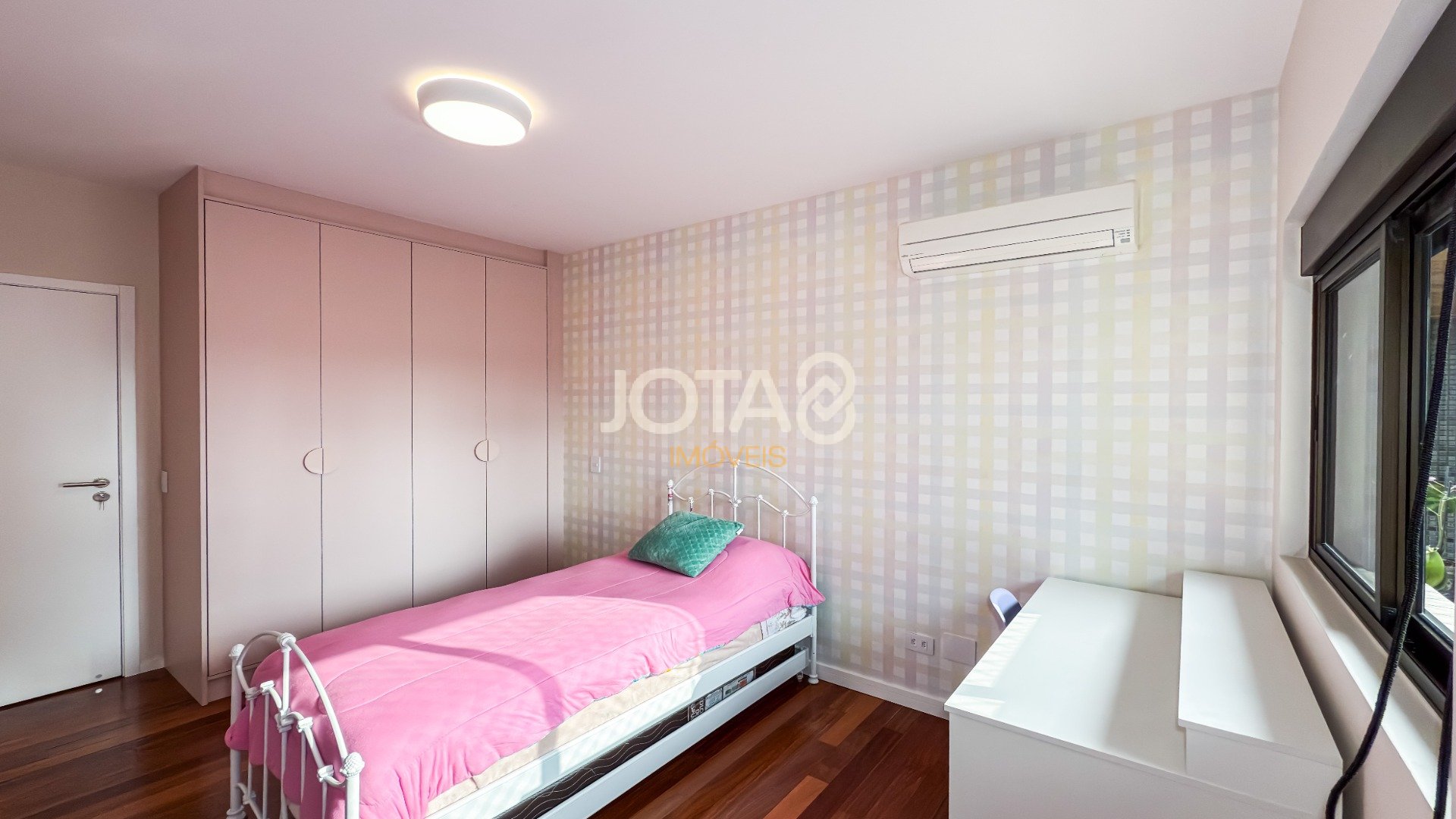 APARTAMENTO REFORMADO COM 3 SUÍTES, ESCRITÓRIO E 4 VAGAS NO ECOVILLE