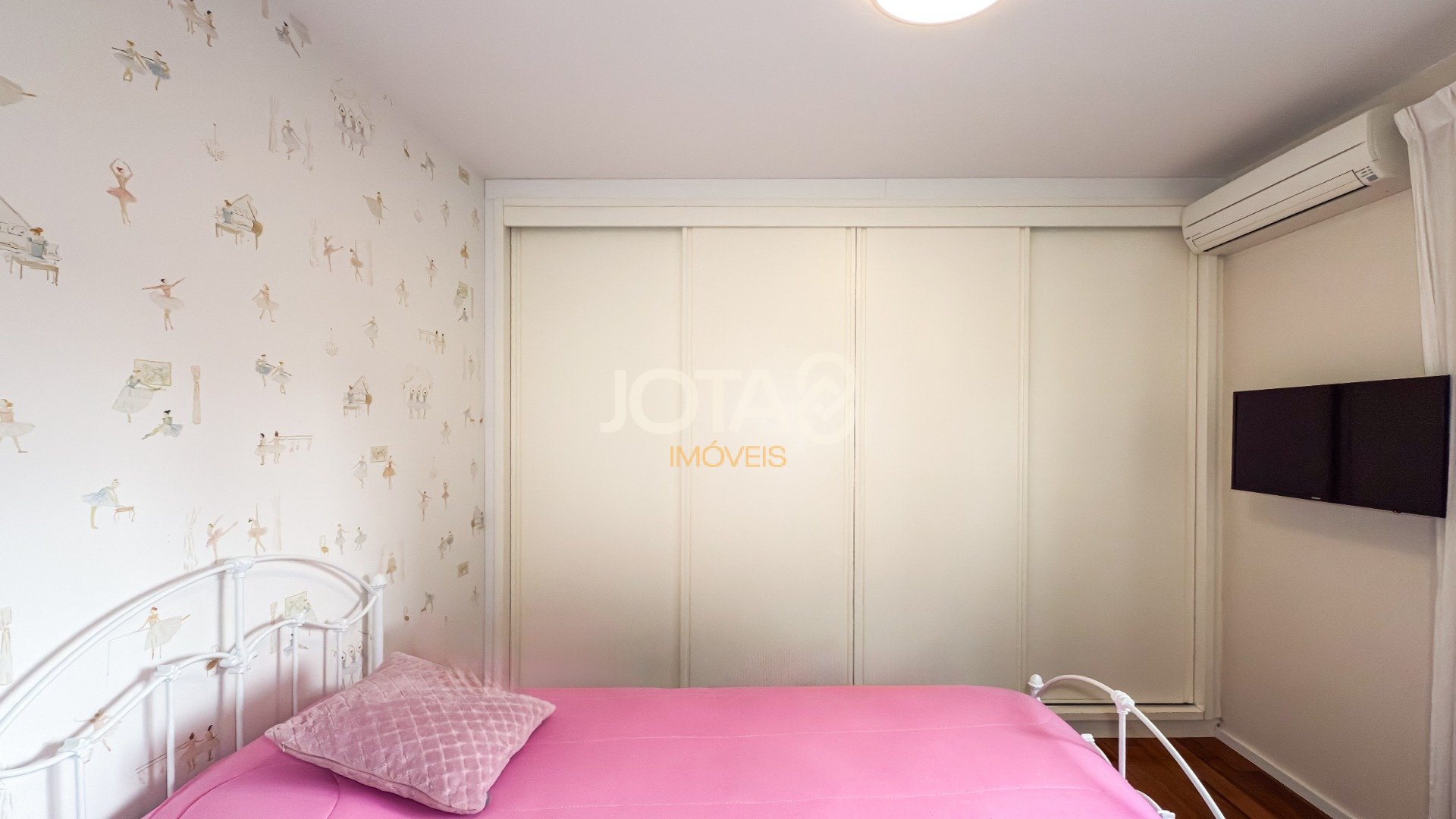 APARTAMENTO REFORMADO COM 3 SUÍTES, ESCRITÓRIO E 4 VAGAS NO ECOVILLE