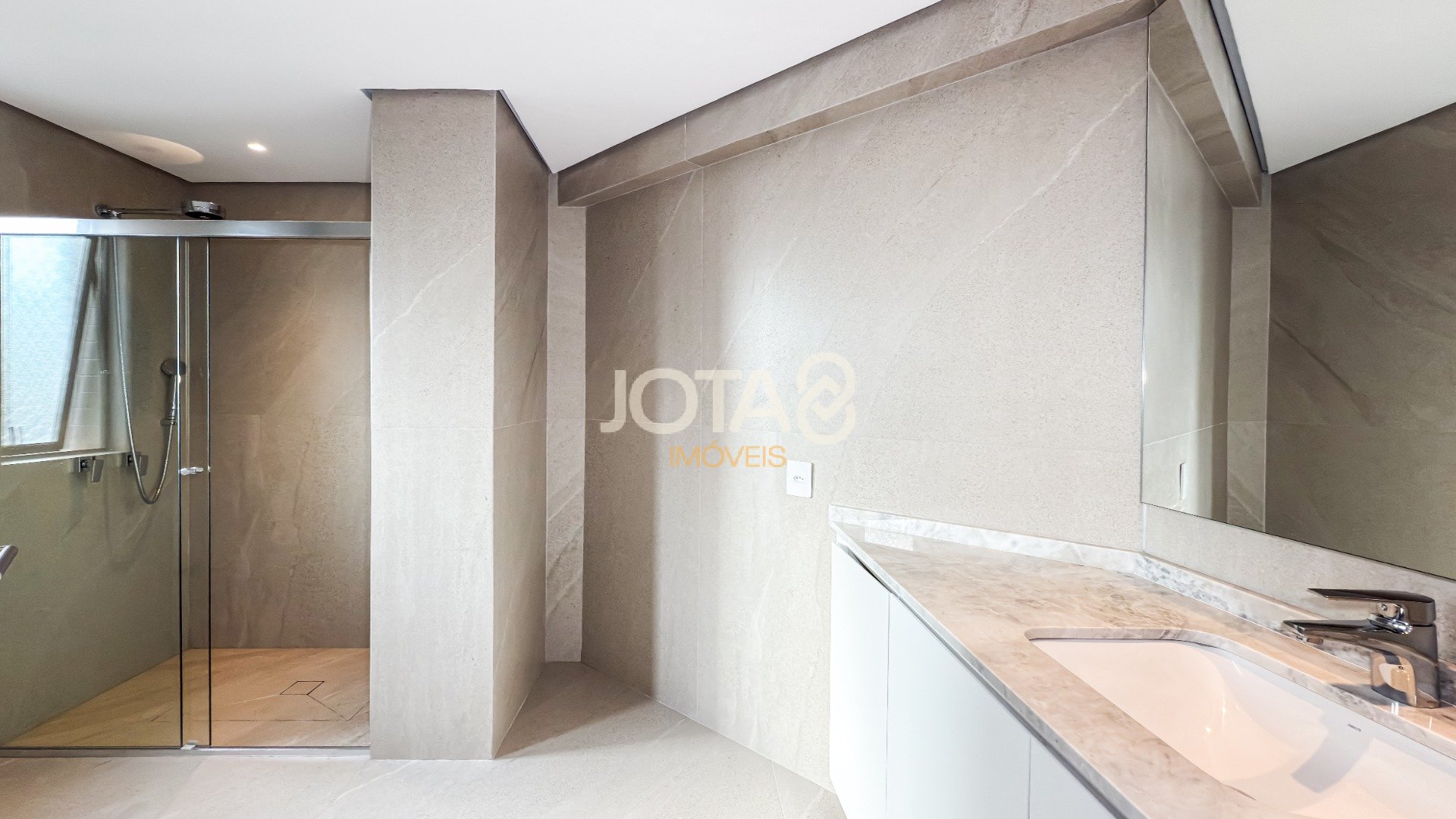 APARTAMENTO REFORMADO COM 3 SUÍTES, ESCRITÓRIO E 4 VAGAS NO ECOVILLE