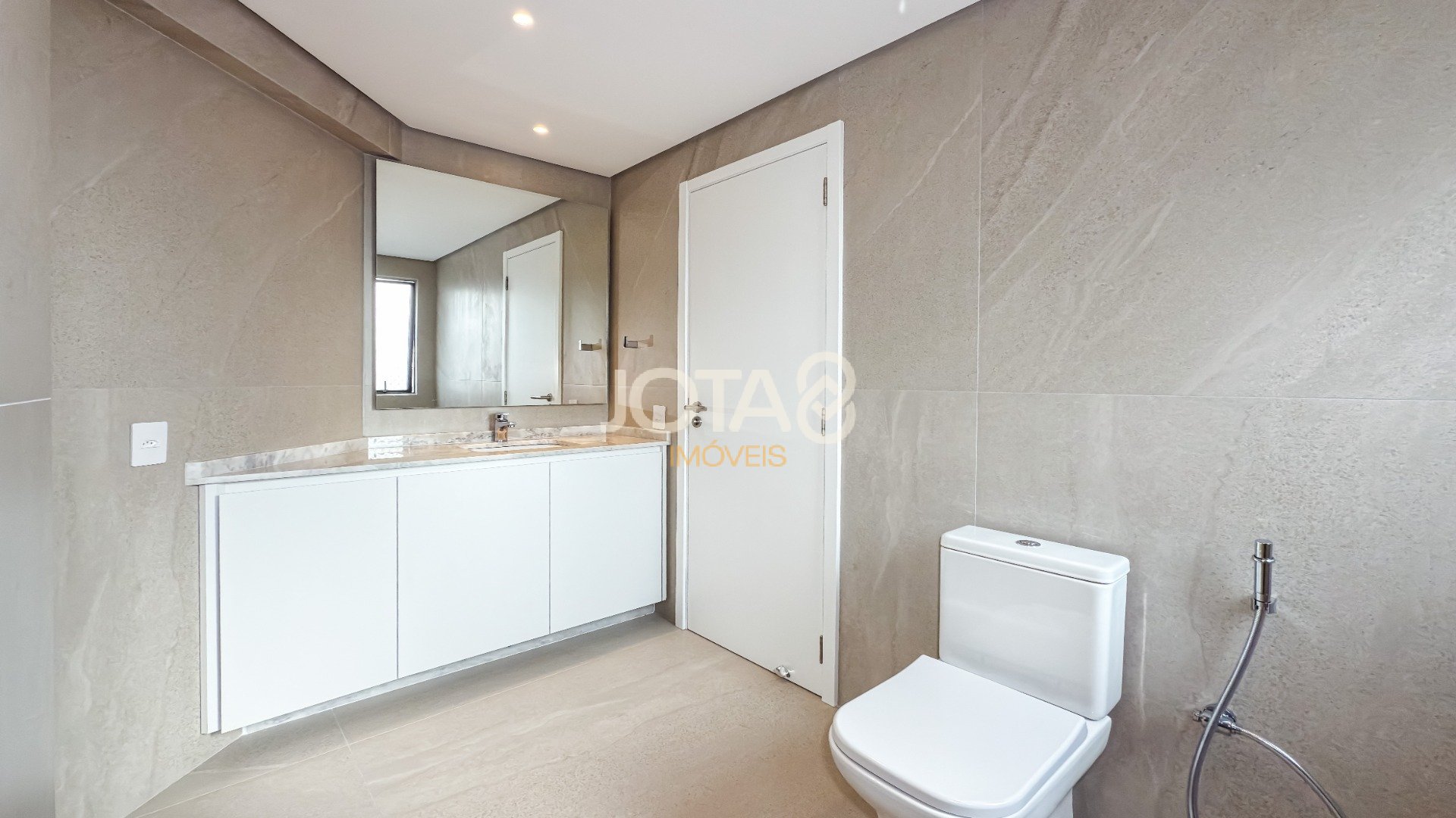 APARTAMENTO REFORMADO COM 3 SUÍTES, ESCRITÓRIO E 4 VAGAS NO ECOVILLE