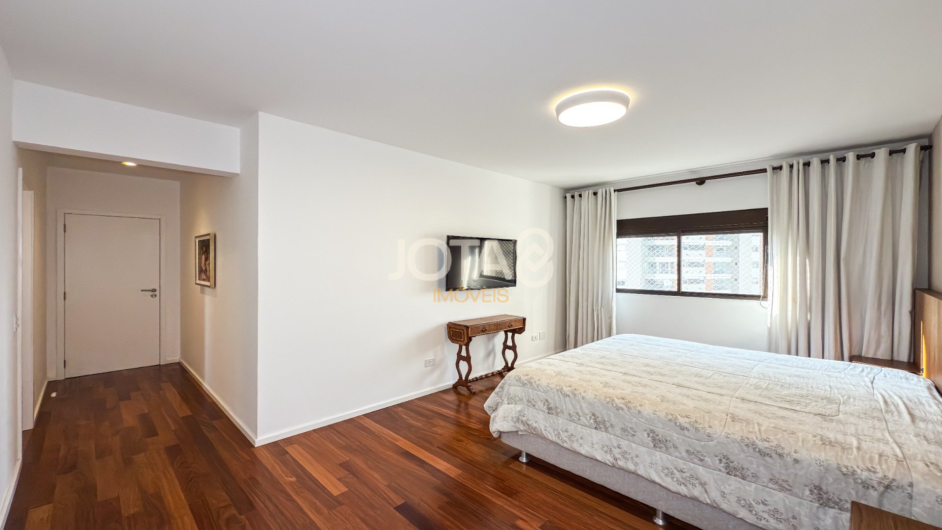 APARTAMENTO REFORMADO COM 3 SUÍTES, ESCRITÓRIO E 4 VAGAS NO ECOVILLE