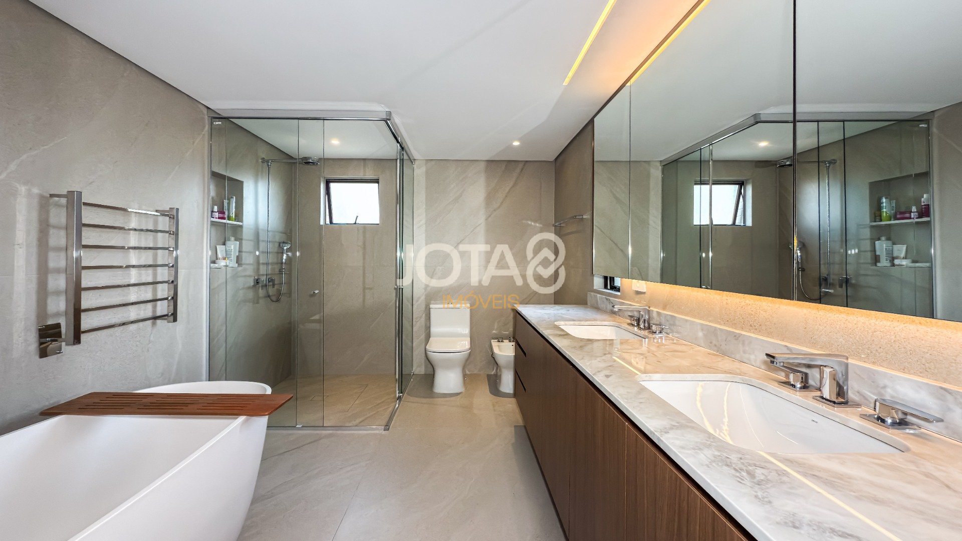 APARTAMENTO REFORMADO COM 3 SUÍTES, ESCRITÓRIO E 4 VAGAS NO ECOVILLE